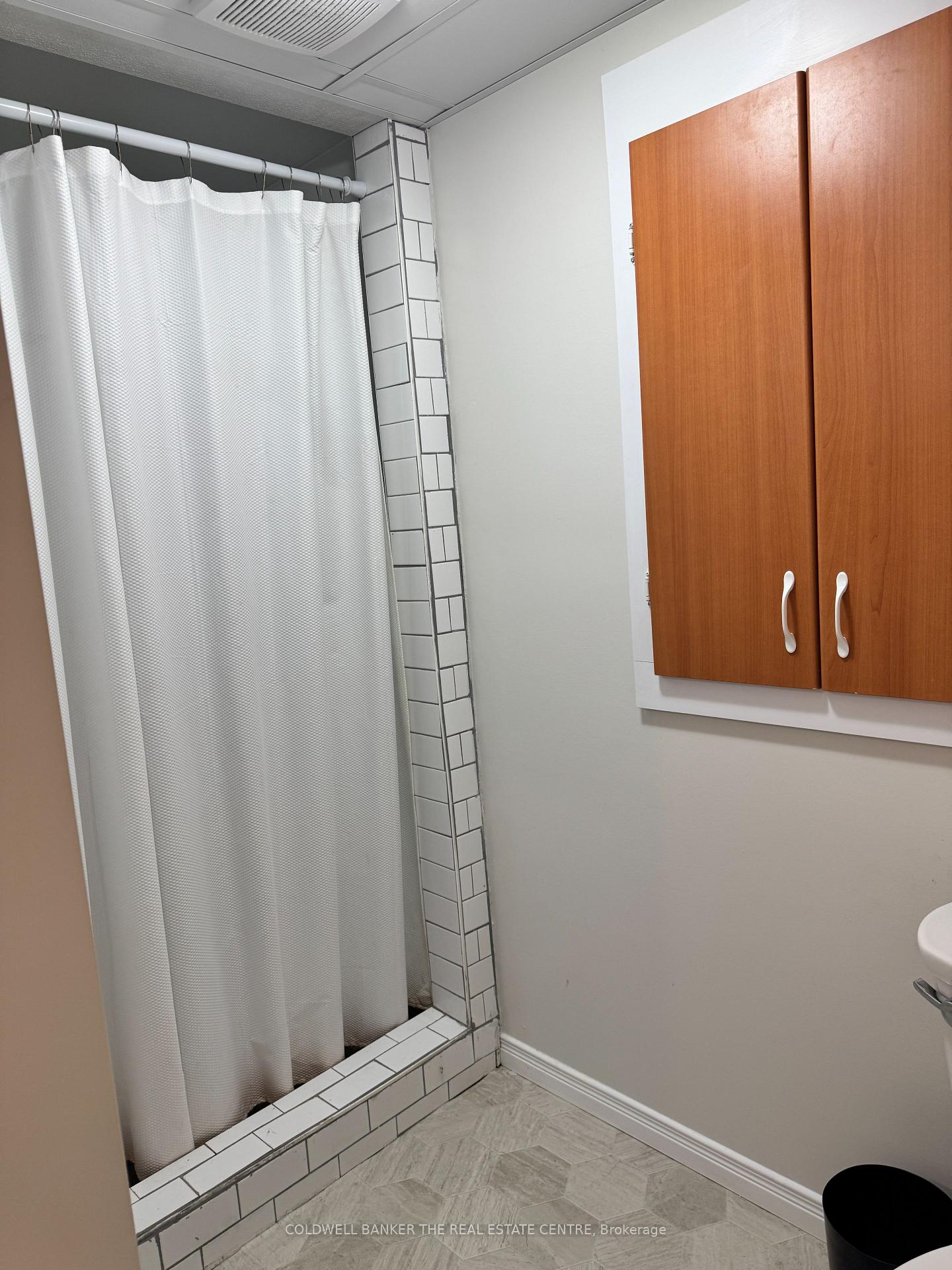 Photo 7 of 22 Roser Crescent, Clarington, Bowmanville — HOMEH
