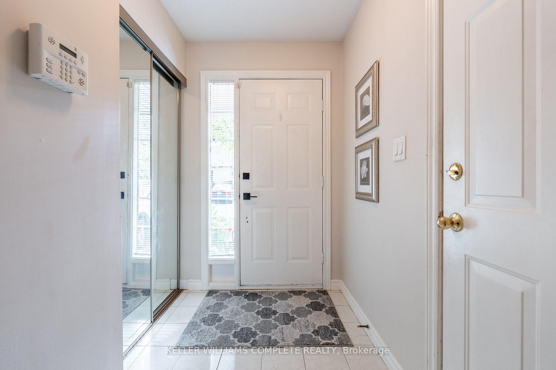 Photo 3 of Unit 4, 286 Hamilton Drive, Hamilton, Ancaster — HOMEH