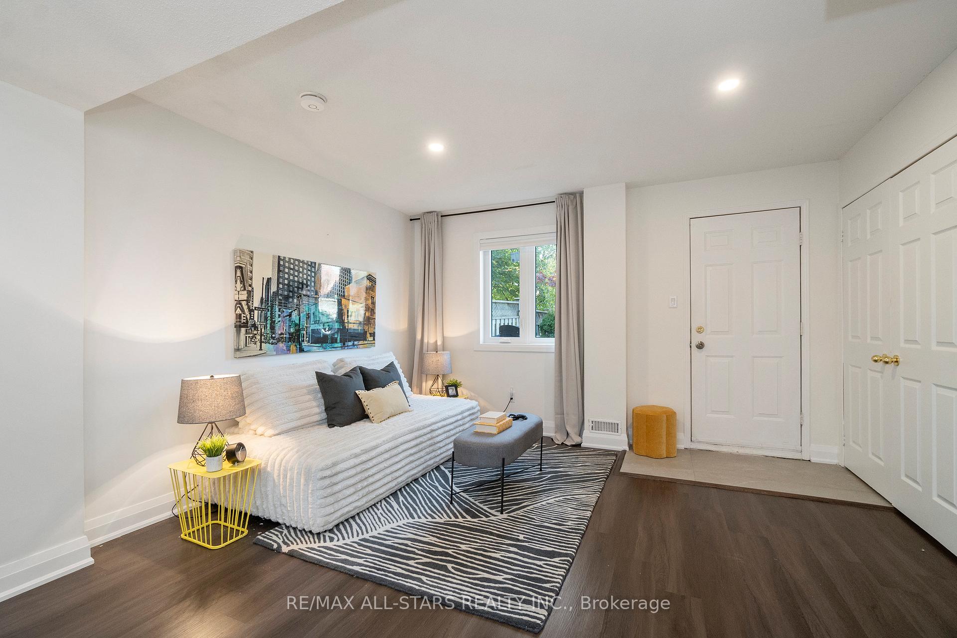 Photo 2 of 21 Rougehaven Way, Markham, Vinegar Hill — HOMEH