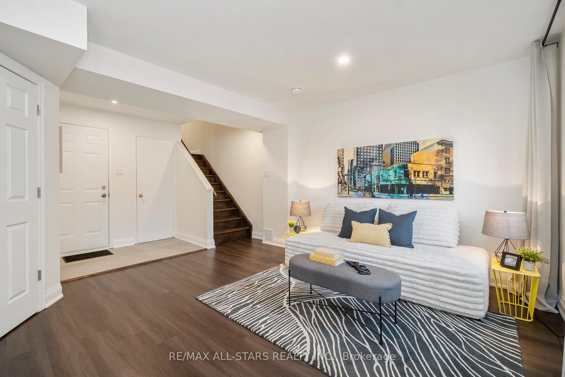 Photo 3 of 21 Rougehaven Way, Markham, Vinegar Hill — HOMEH