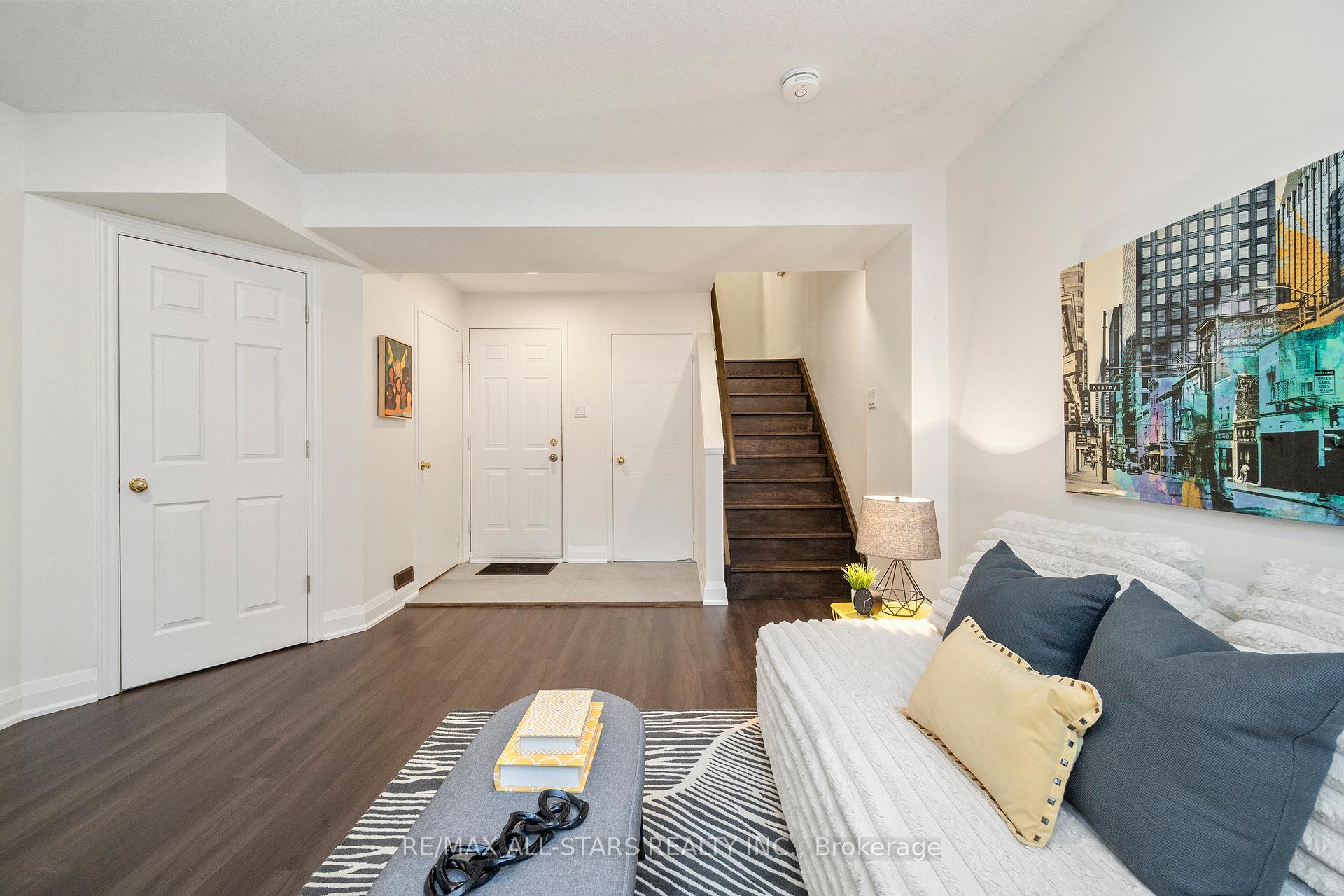 Photo 4 of 21 Rougehaven Way, Markham, Vinegar Hill — HOMEH