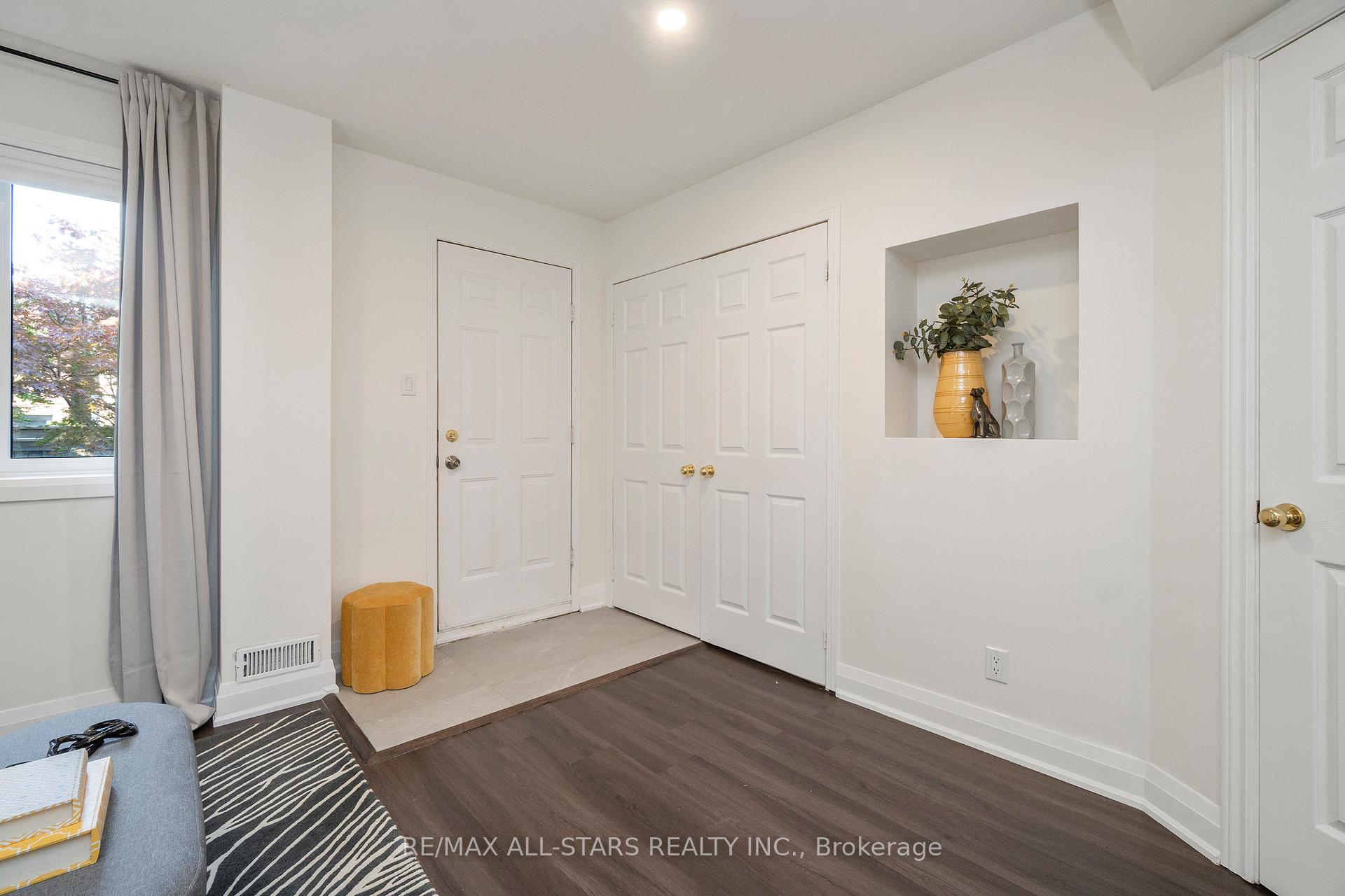 Photo 5 of 21 Rougehaven Way, Markham, Vinegar Hill — HOMEH