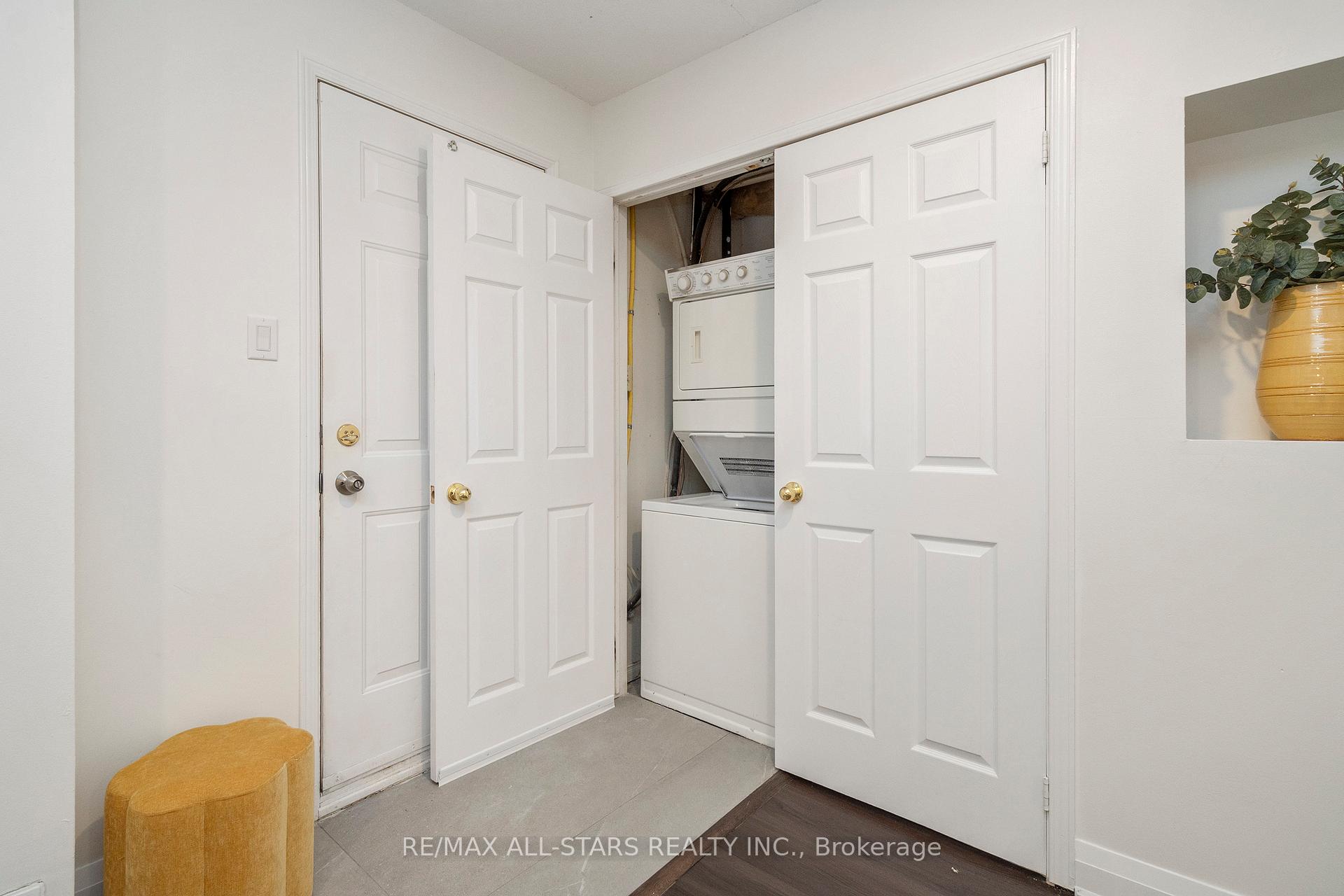 Photo 6 of 21 Rougehaven Way, Markham, Vinegar Hill — HOMEH