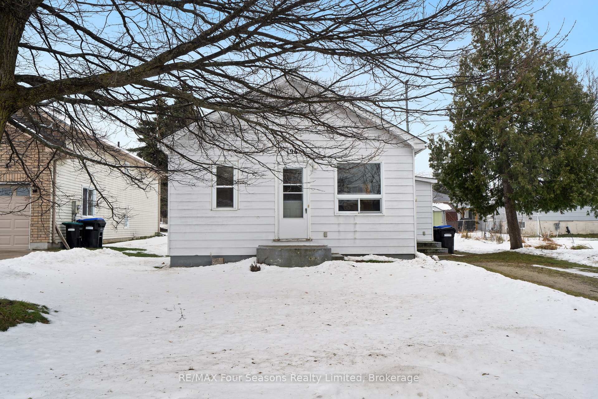 Front of 196 Erie Street W