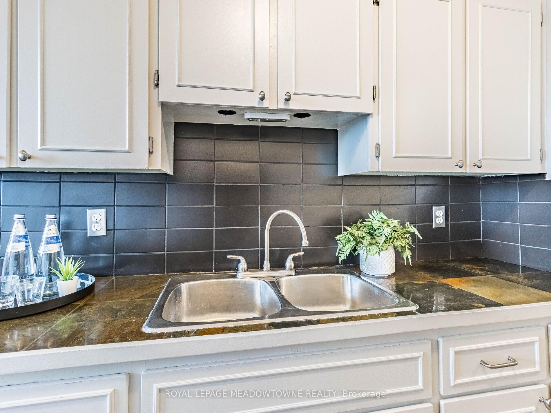 Photo 10 of Unit 13, 37 Conroy Crescent, Guelph, Dovercliffe Park/Old University — HOMEH