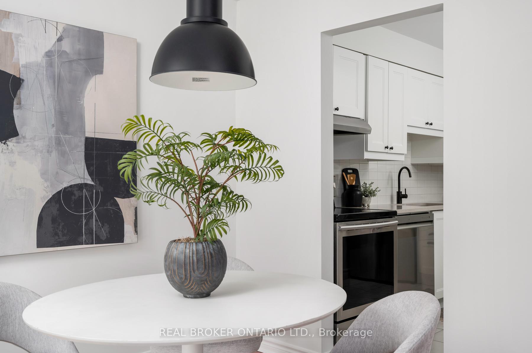Photo 13 of 17 Knightsbridge Way, Markham, Markham Village — HOMEH