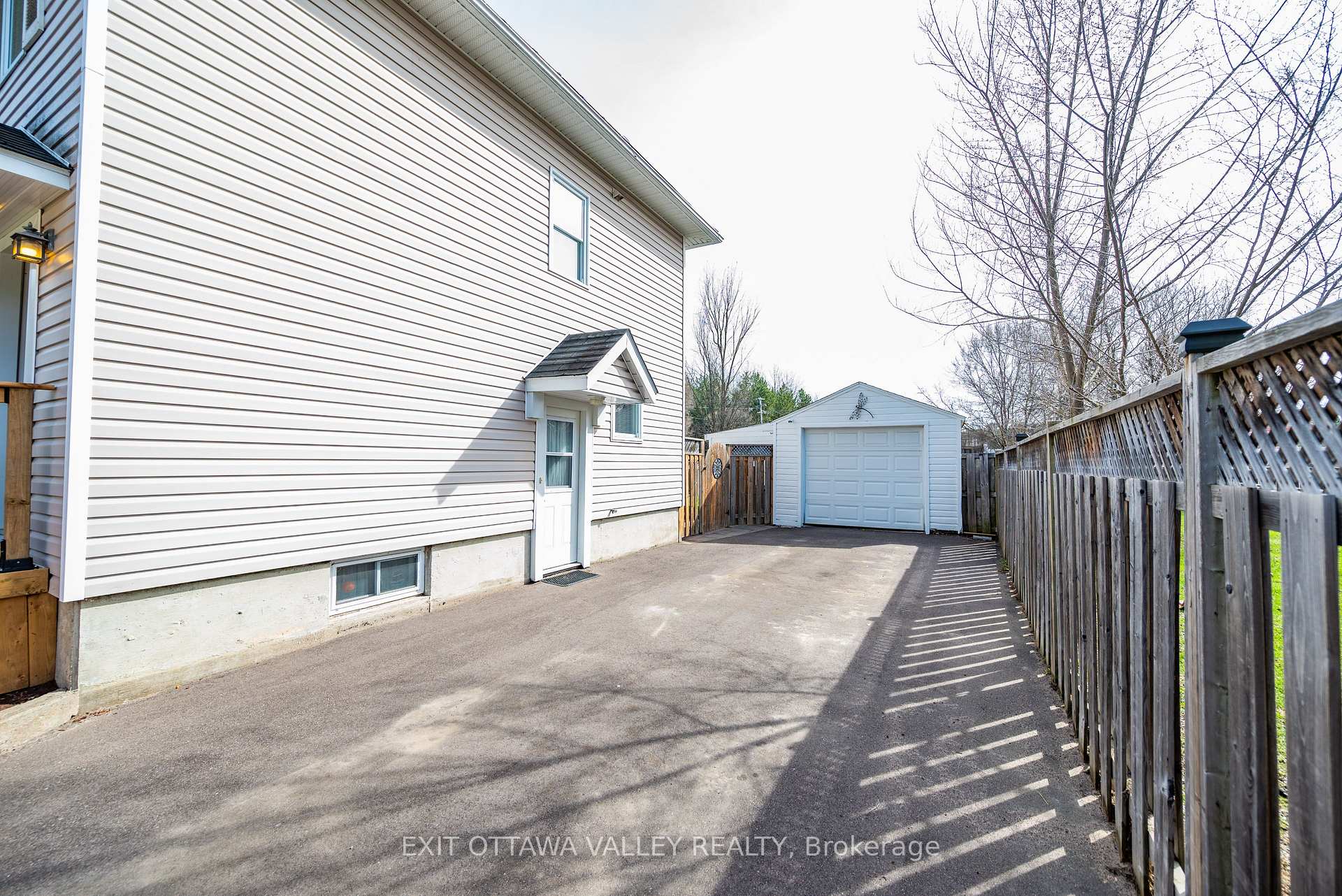 Photo 3 of 11 Faraday Crescent, Deep River — HOMEH