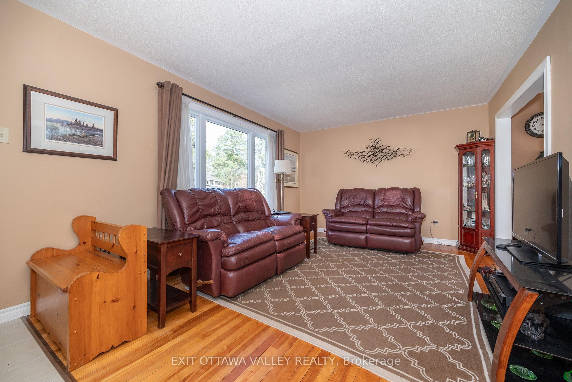 Photo 7 of 11 Faraday Crescent, Deep River — HOMEH