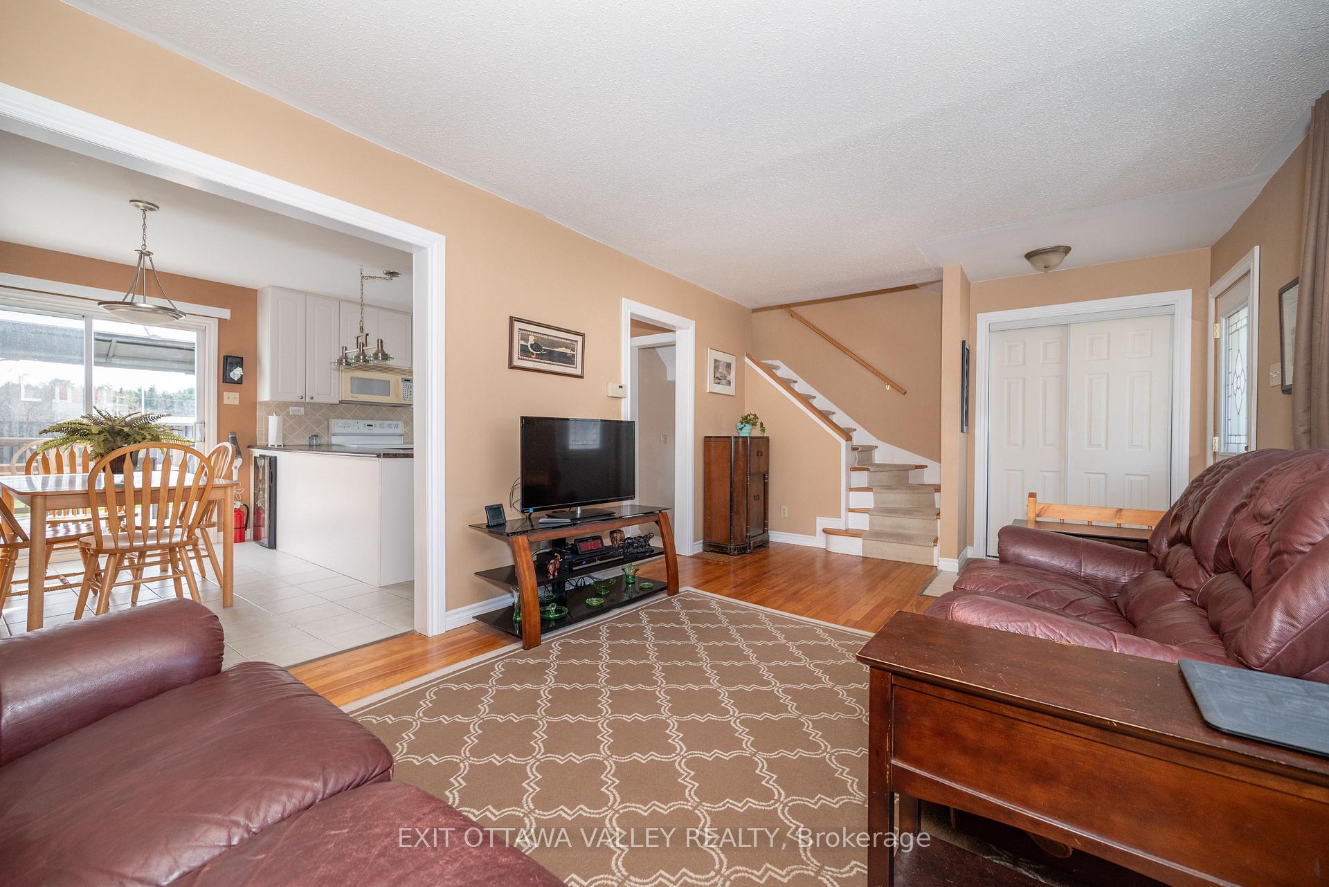 Photo 8 of 11 Faraday Crescent, Deep River — HOMEH
