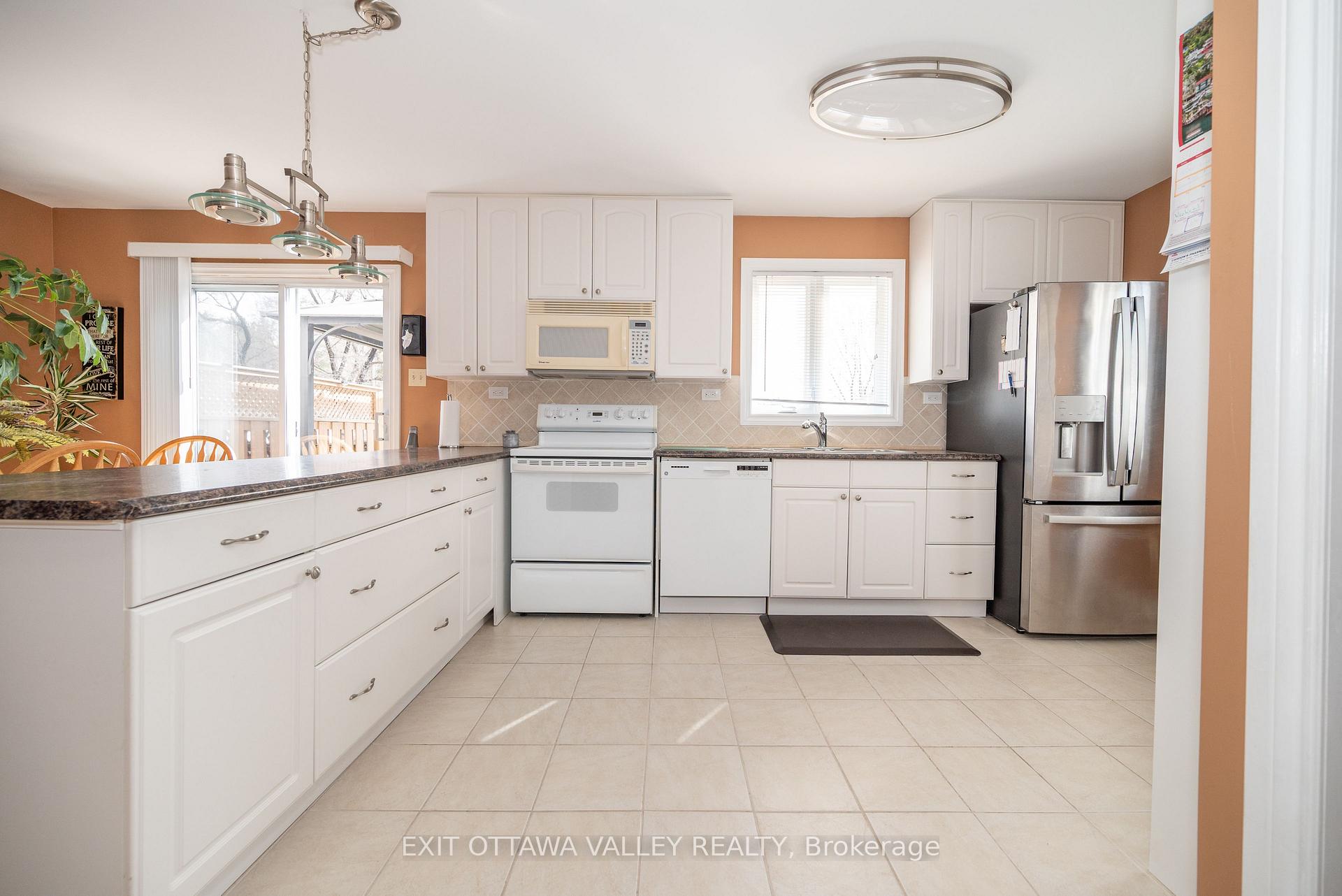Photo 13 of 11 Faraday Crescent, Deep River — HOMEH