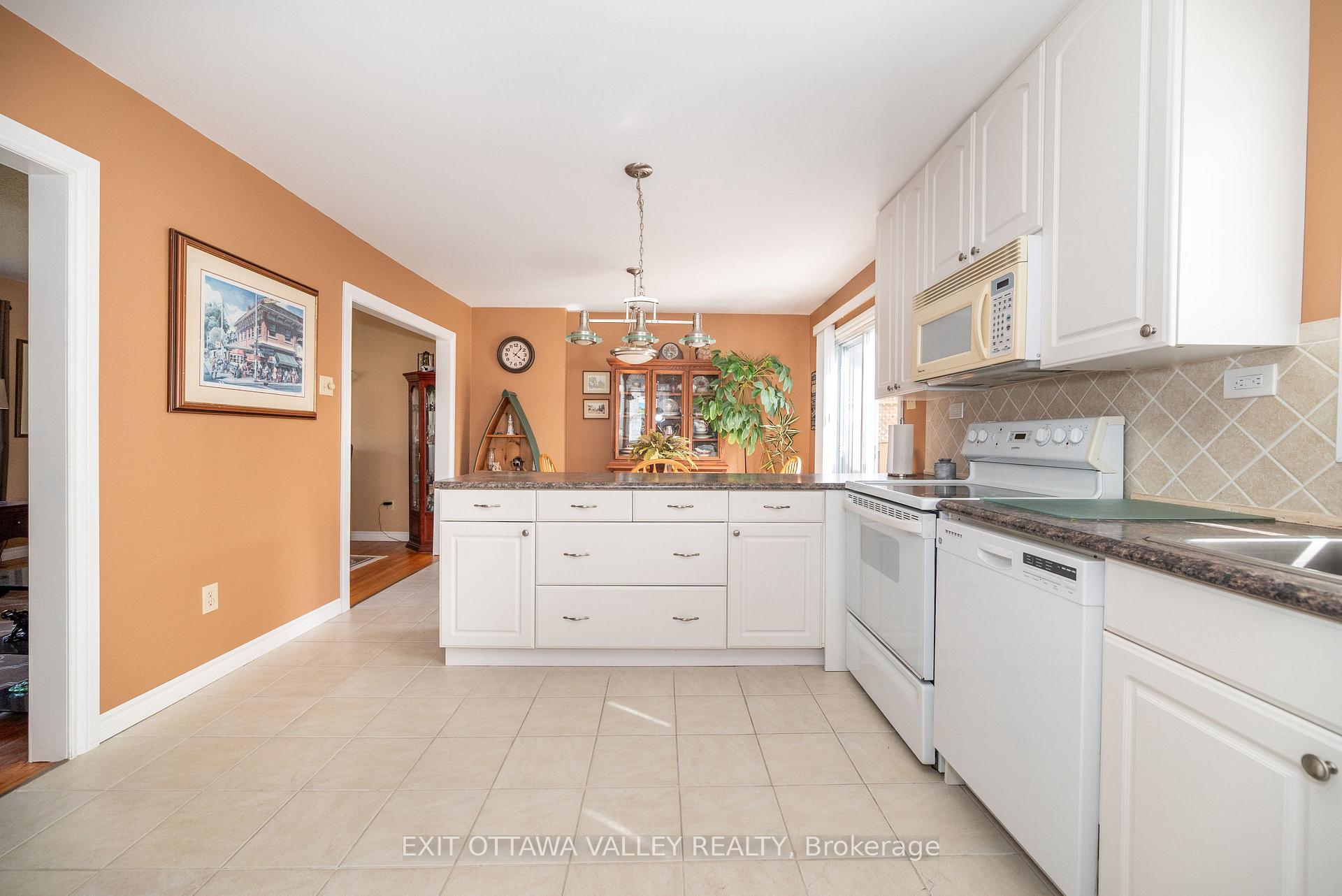 Photo 15 of 11 Faraday Crescent, Deep River — HOMEH