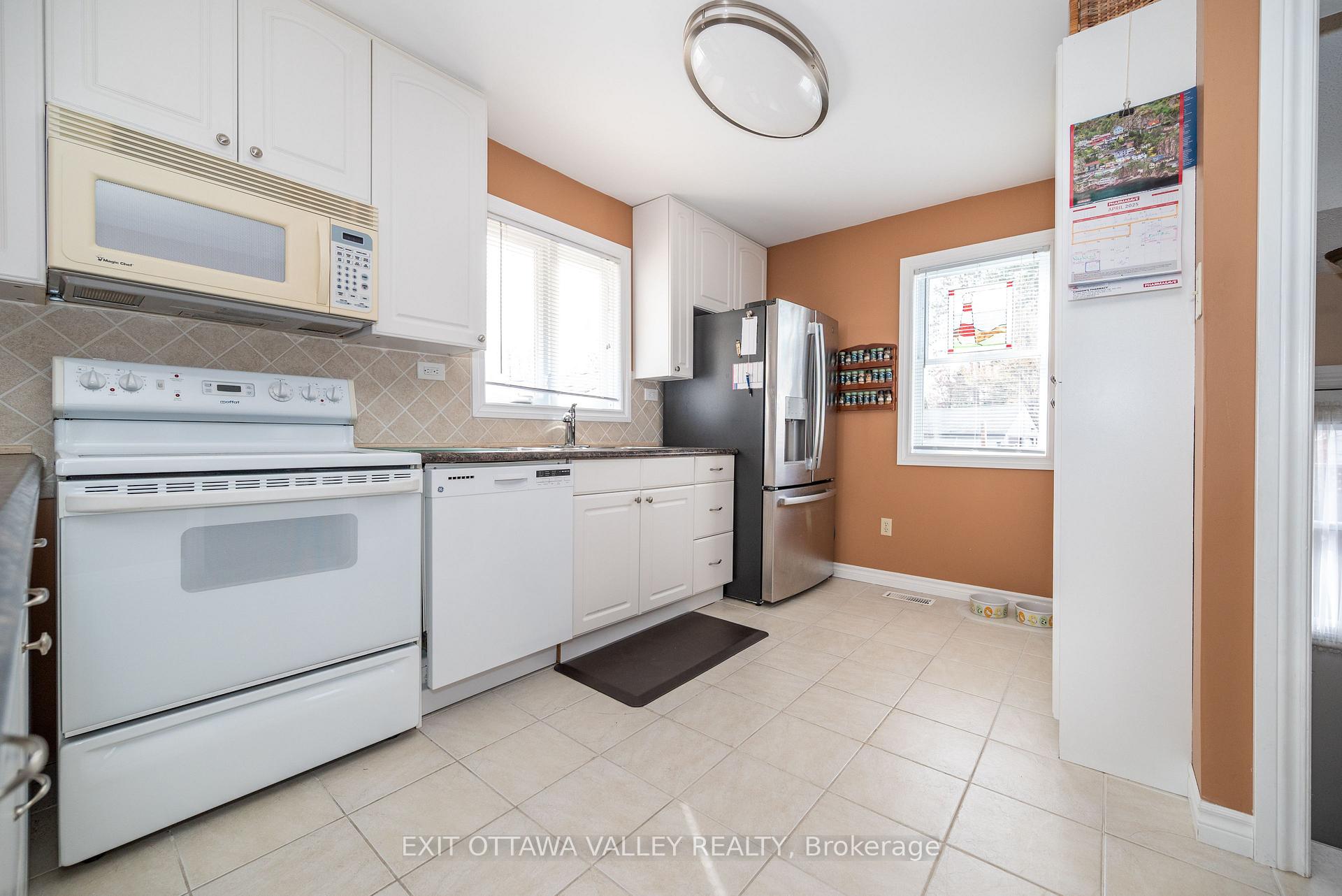 Photo 17 of 11 Faraday Crescent, Deep River — HOMEH