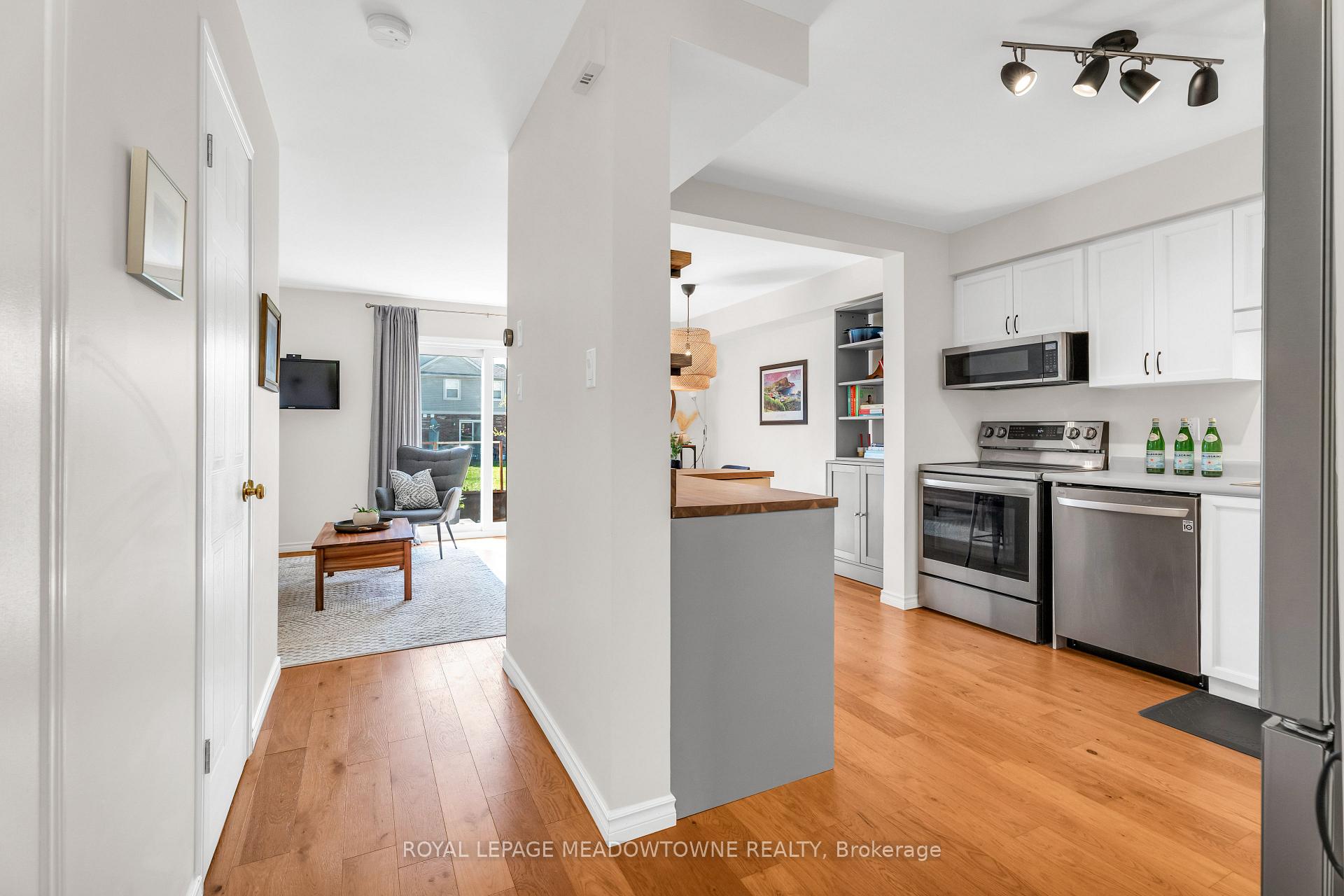 Photo 7 of Unit 39, 124 Gosling Gardens, Guelph, Clairfields/Hanlon Business Park — HOMEH