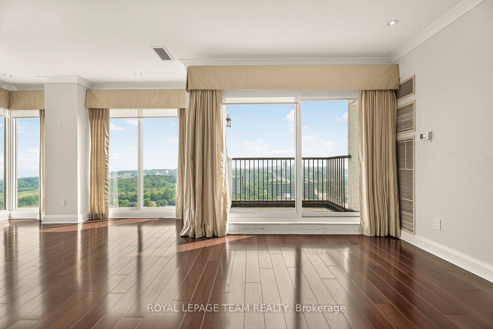 Photo 4 of Unit 2902, 545 St Laurent Boulevard, Ottawa, Viscount Alexander Park — HOMEH