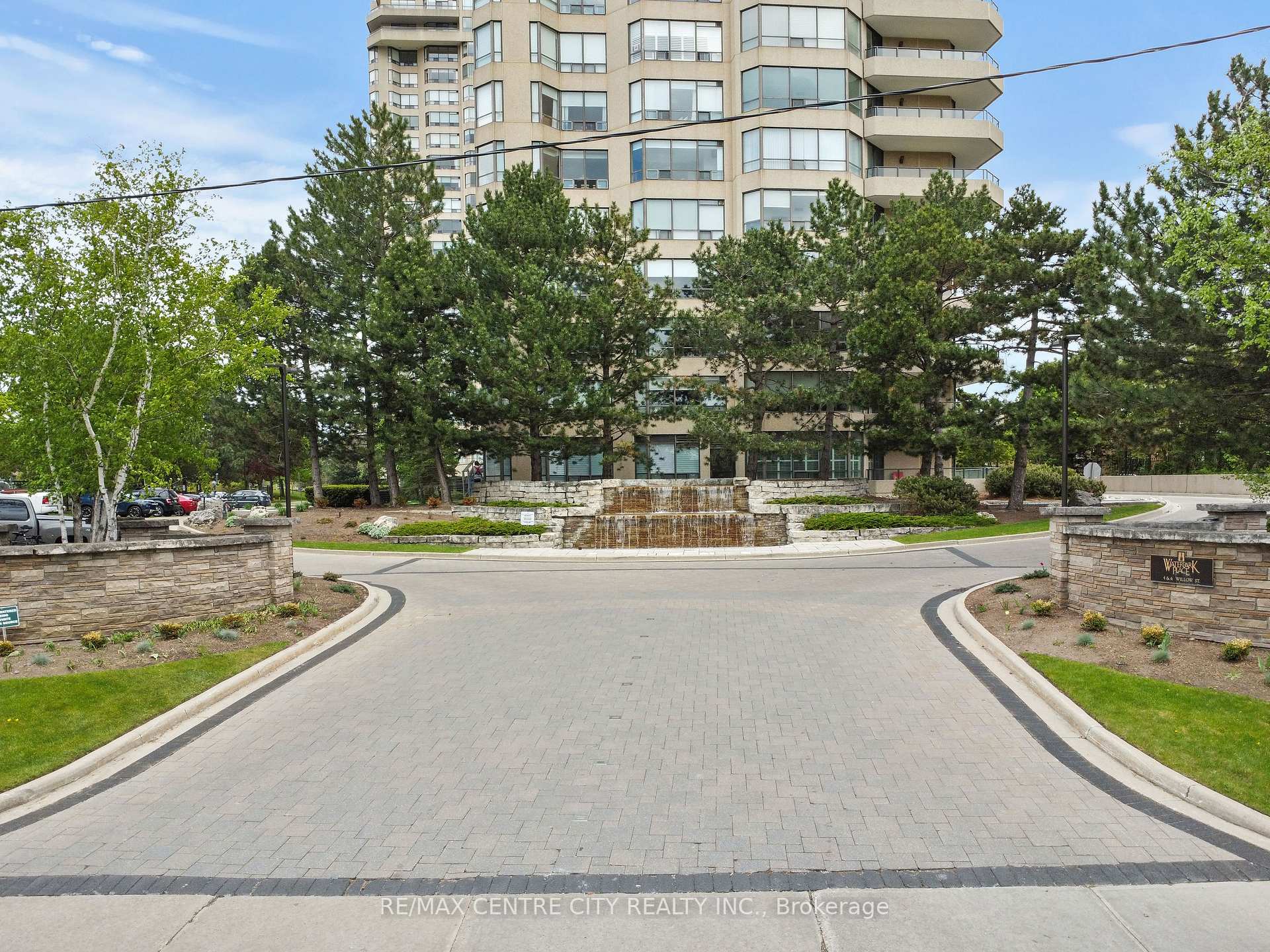 Front of Unit 808, 4 Willow Street