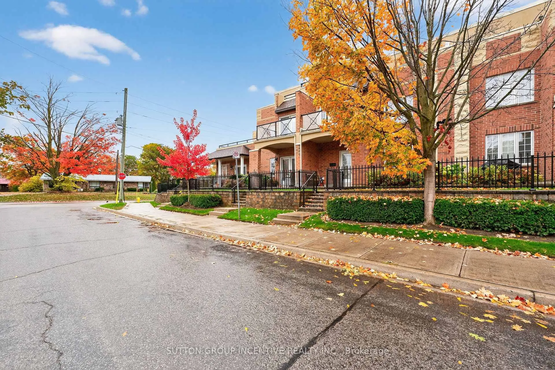 Photo 3 of 23 White Oaks Road, Barrie, Lakeshore — HOMEH