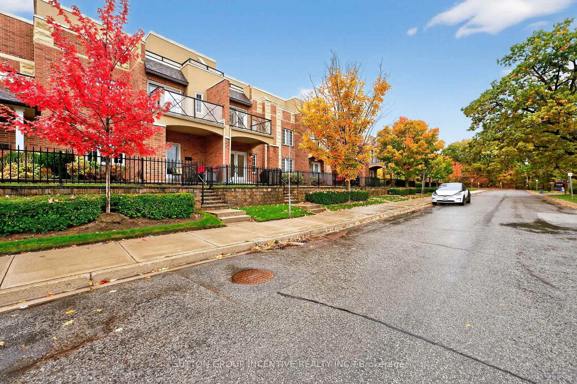 Photo 4 of 23 White Oaks Road, Barrie, Lakeshore — HOMEH