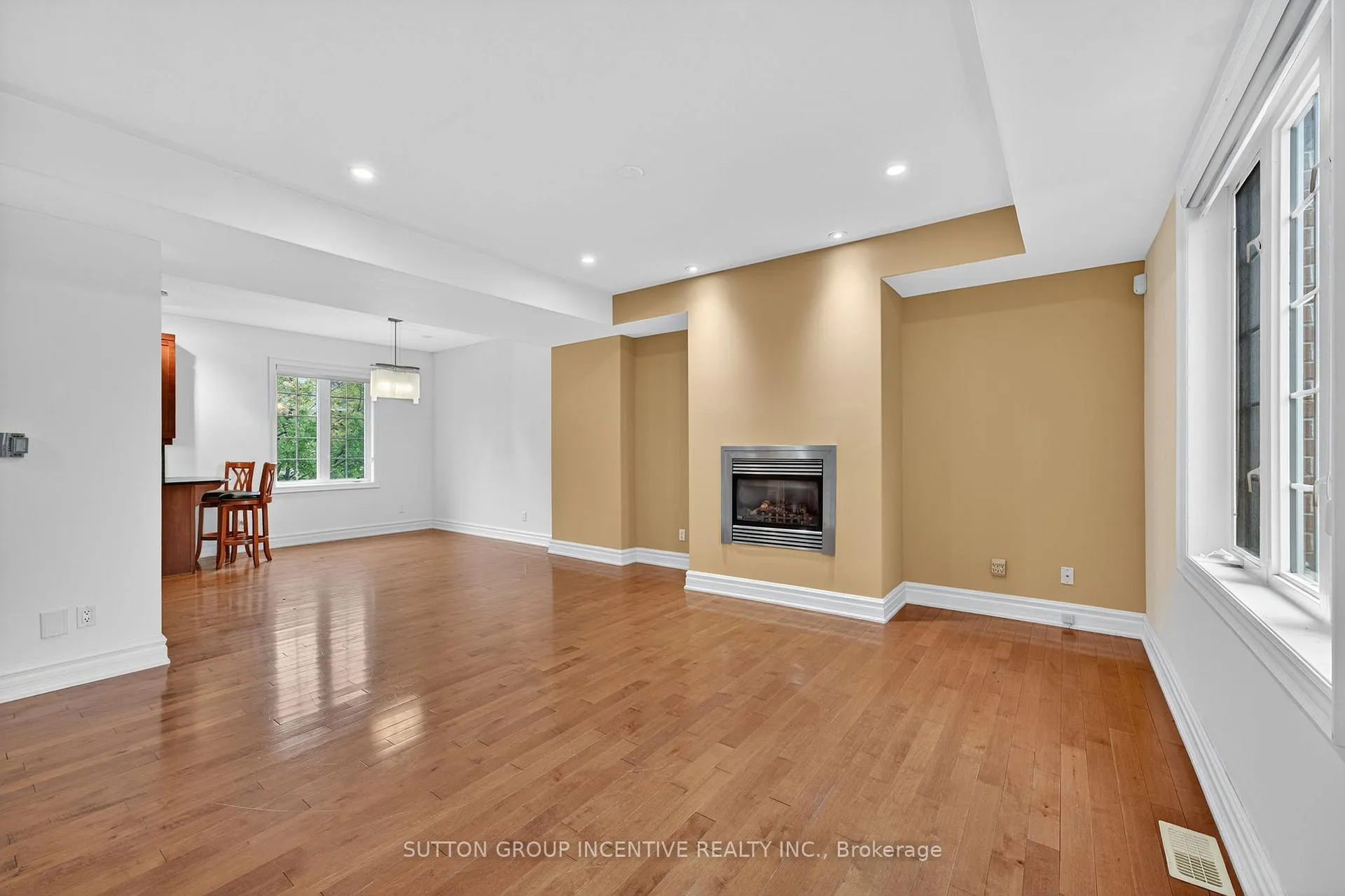 Photo 10 of 23 White Oaks Road, Barrie, Lakeshore — HOMEH