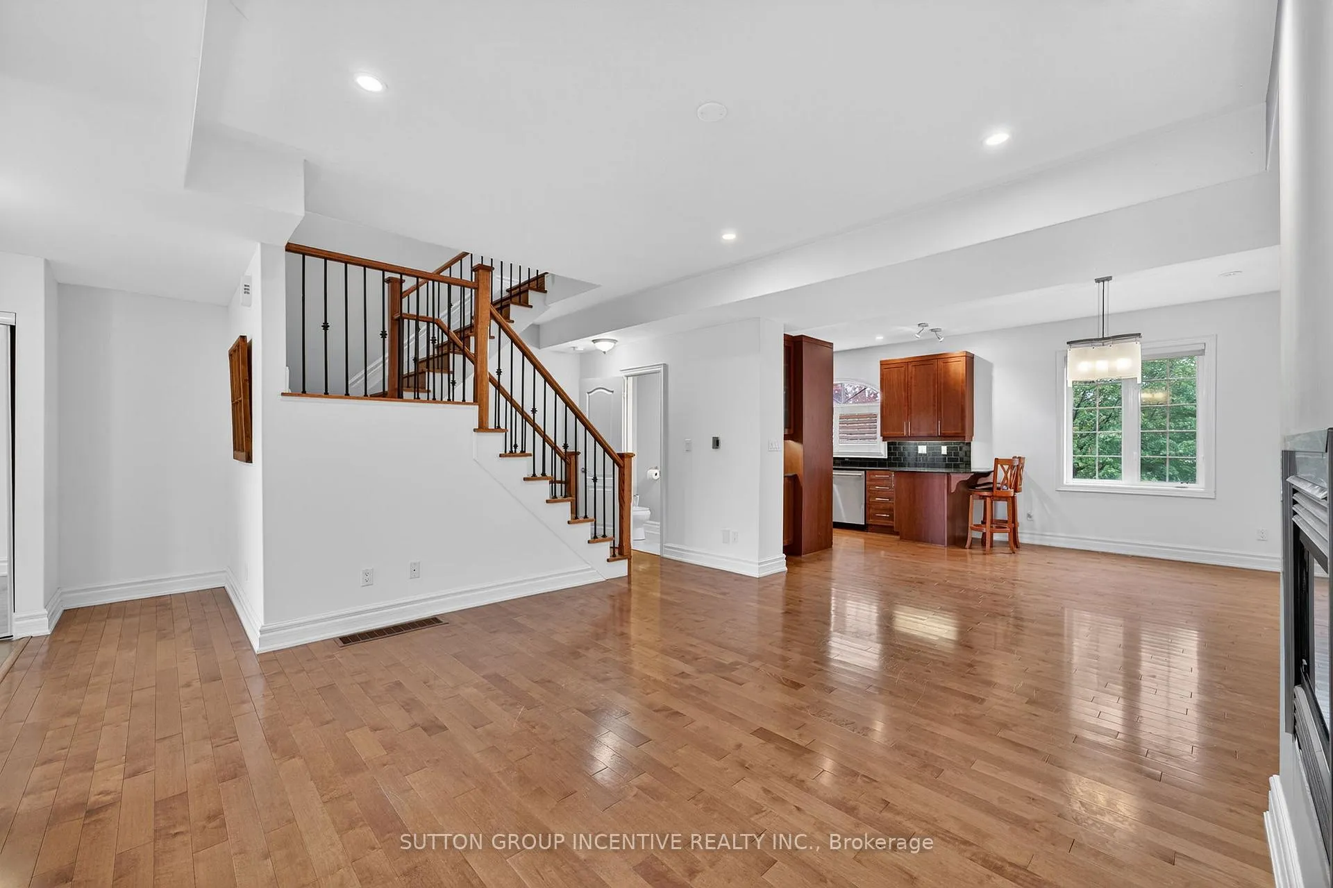 Photo 11 of 23 White Oaks Road, Barrie, Lakeshore — HOMEH