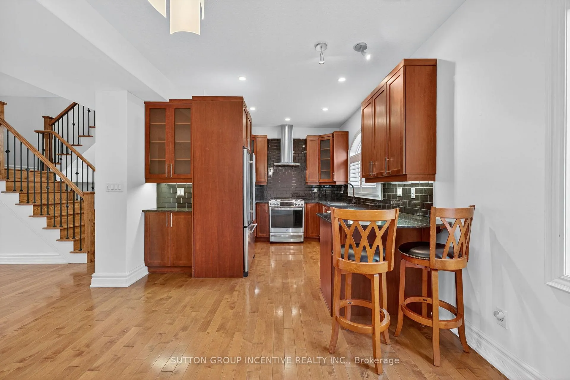 Photo 15 of 23 White Oaks Road, Barrie, Lakeshore — HOMEH