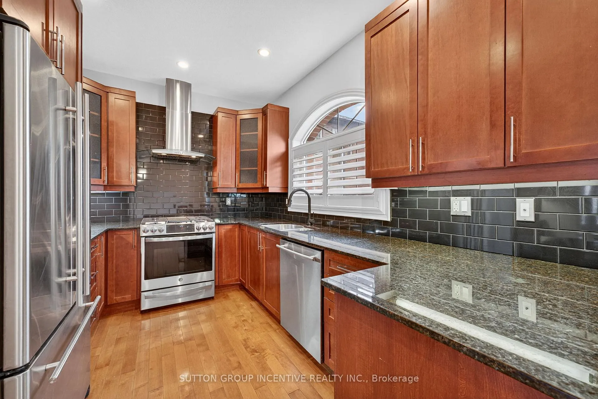 Photo 16 of 23 White Oaks Road, Barrie, Lakeshore — HOMEH