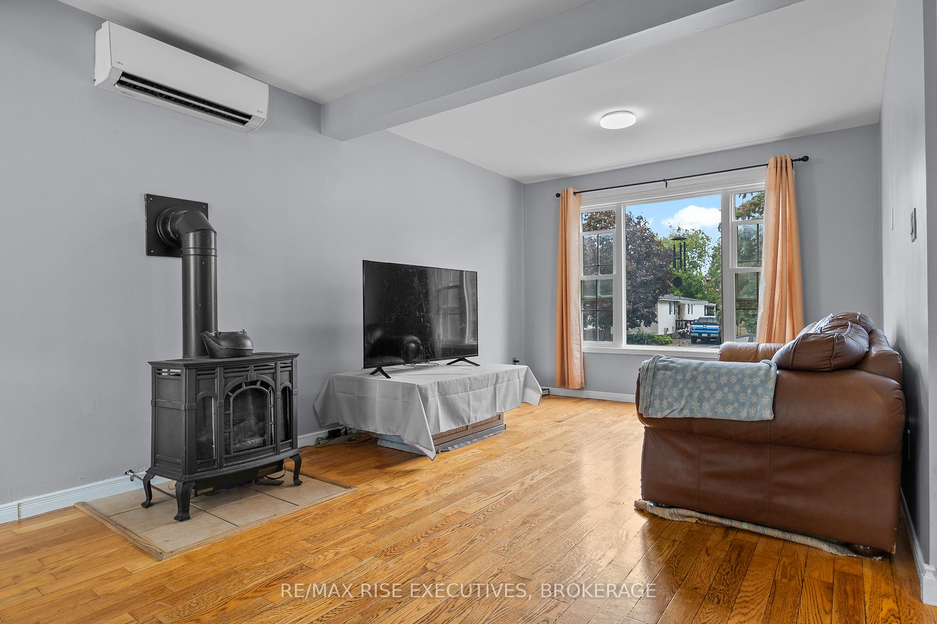 Photo 6 of 470A Henrietta Street, Gananoque — HOMEH