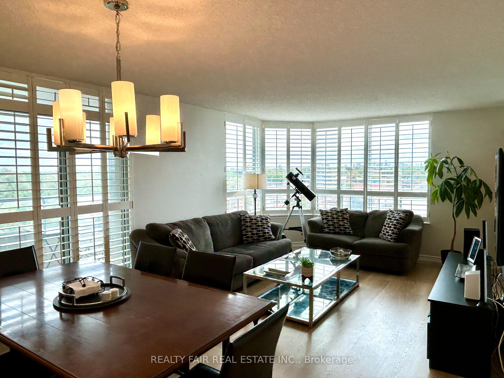 Photo 6 of Unit 811, 8 Covington Road, Toronto, Englemount-Lawrence — HOMEH
