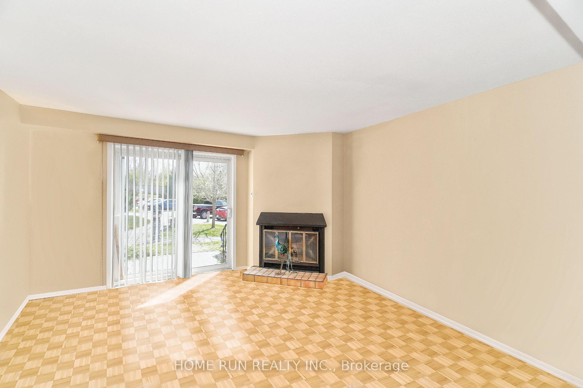 Photo 5 of Unit D, 102 Valley Stream Drive, Ottawa, Leslie Park — HOMEH
