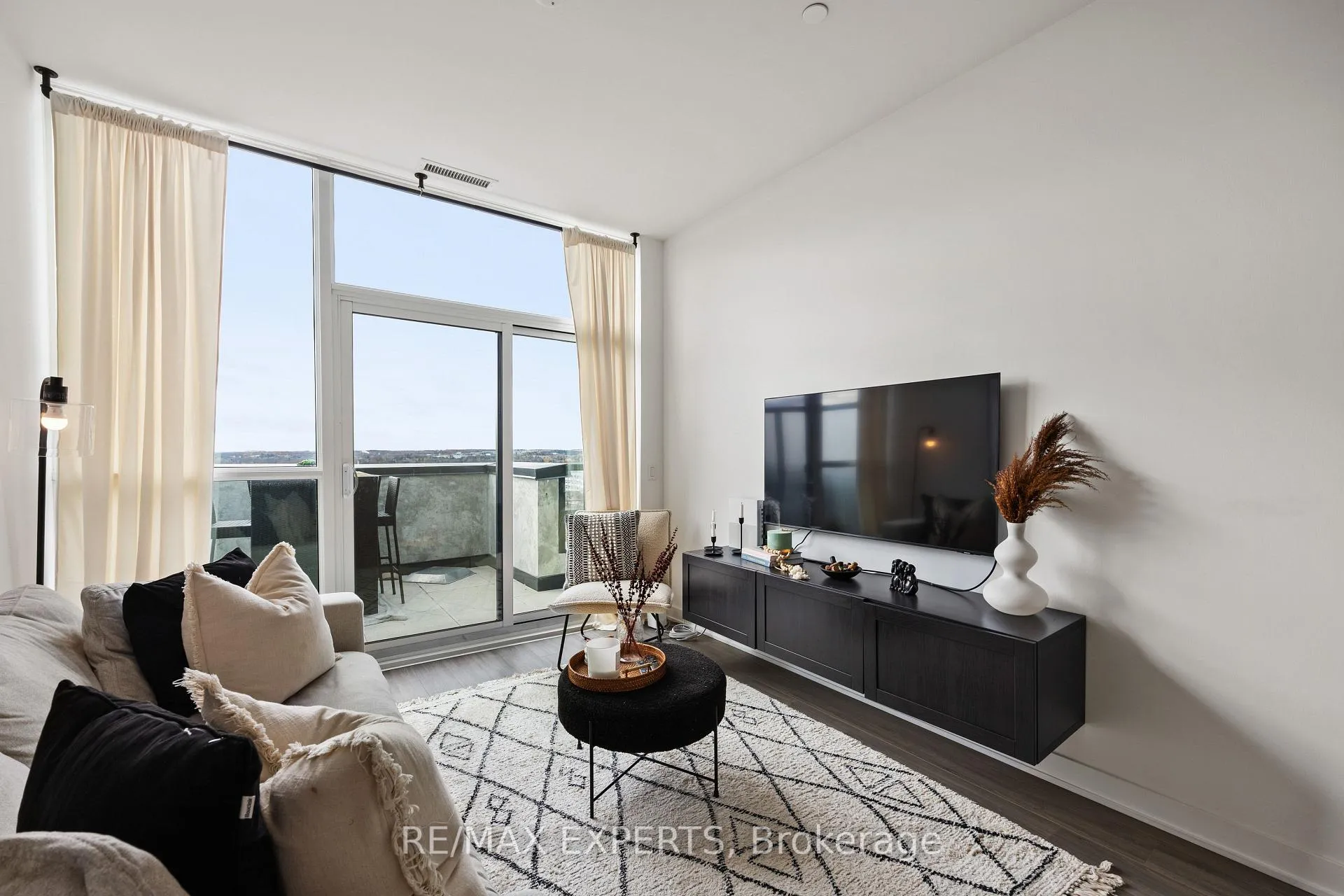 Photo 3 of Unit 707, 681 Yonge Street, Barrie, Painswick South — HOMEH