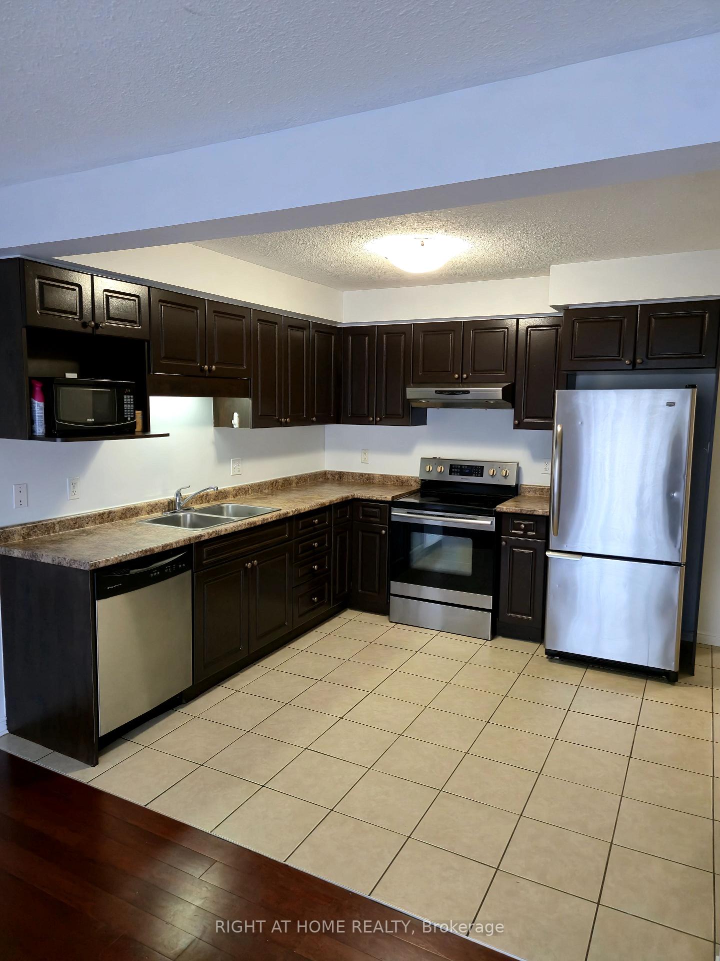 Photo 7 of 40 Fallowfield Drive, Kitchener, Country Hills East — HOMEH