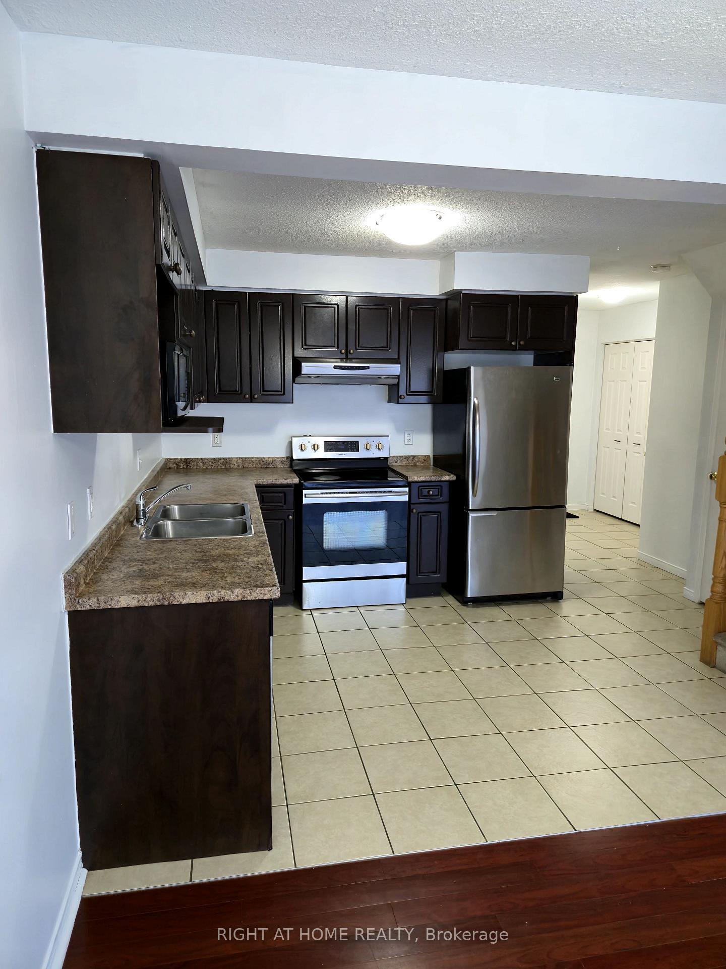 Photo 8 of 40 Fallowfield Drive, Kitchener, Country Hills East — HOMEH