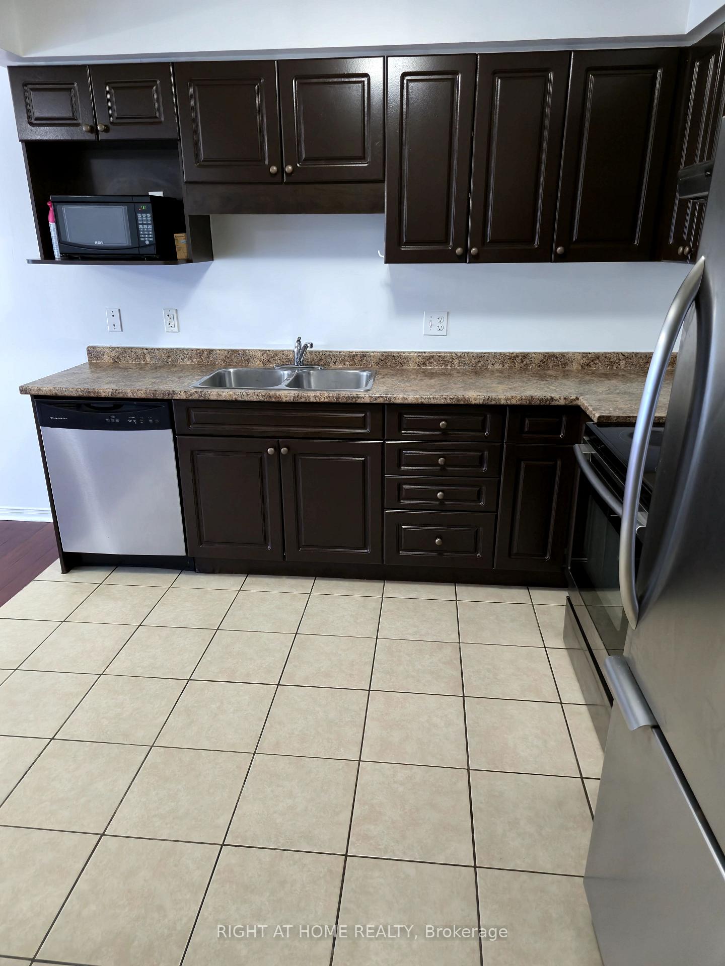 Photo 9 of 40 Fallowfield Drive, Kitchener, Country Hills East — HOMEH