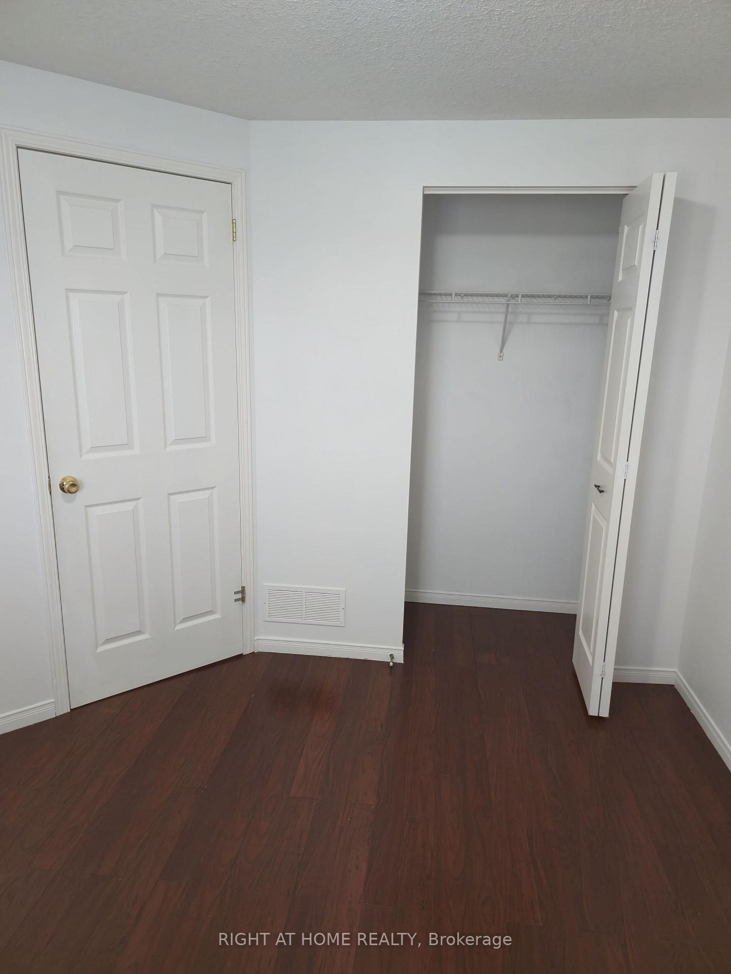 Photo 10 of 40 Fallowfield Drive, Kitchener, Country Hills East — HOMEH