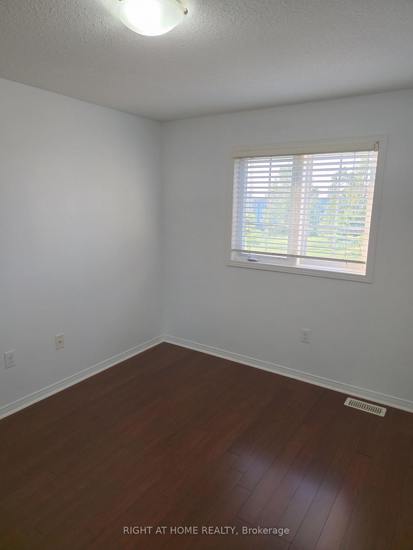 Photo 13 of 40 Fallowfield Drive, Kitchener, Country Hills East — HOMEH