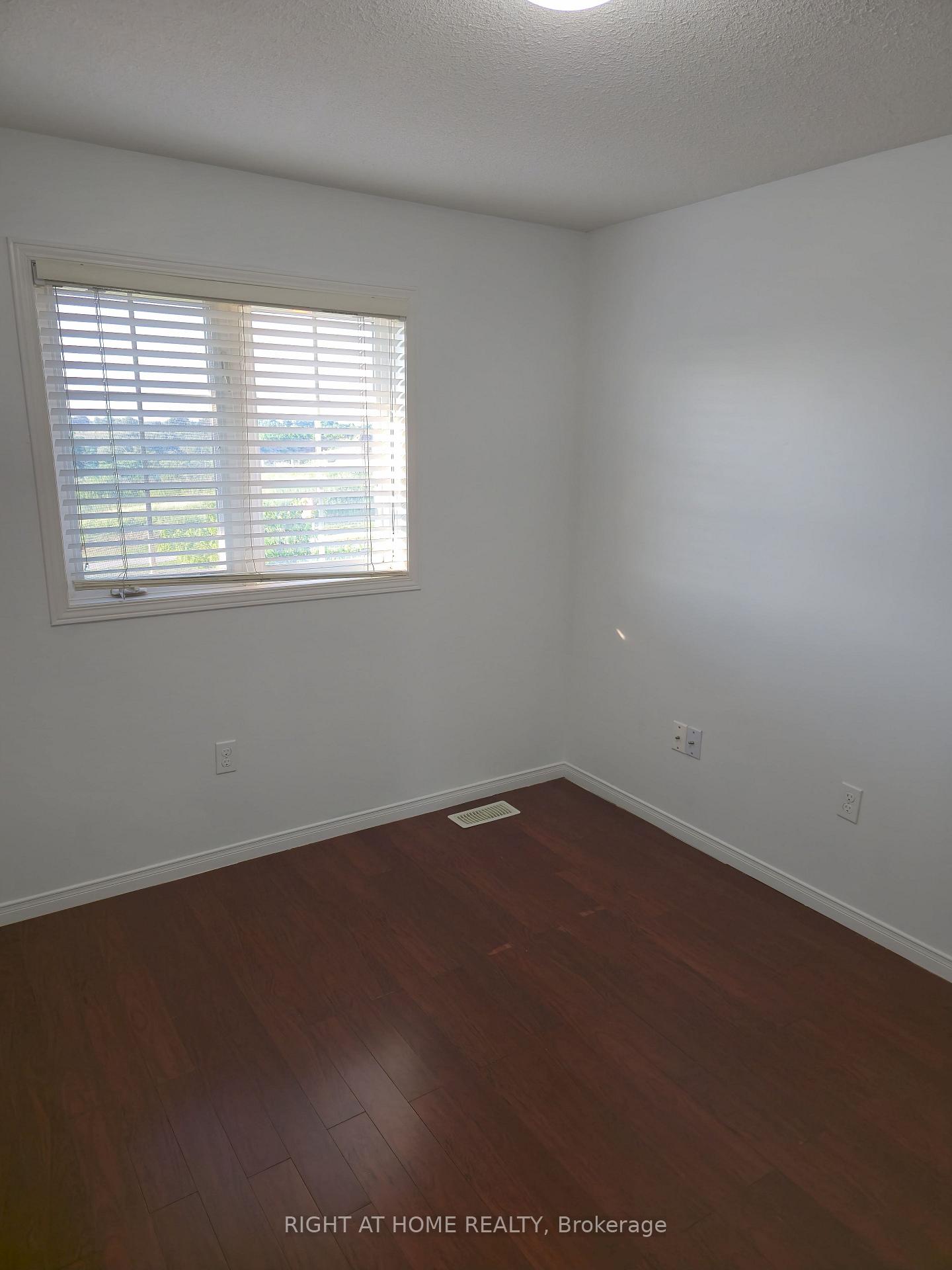 Photo 16 of 40 Fallowfield Drive, Kitchener, Country Hills East — HOMEH