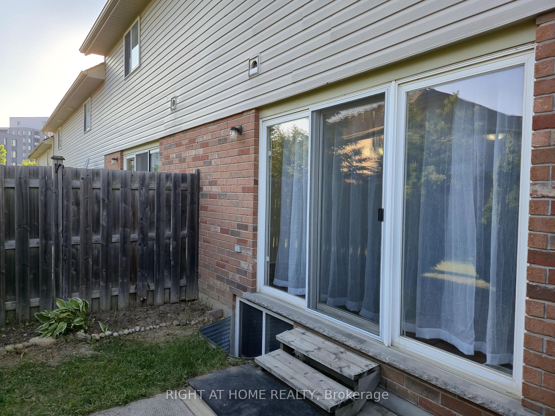 Photo 18 of 40 Fallowfield Drive, Kitchener, Country Hills East — HOMEH