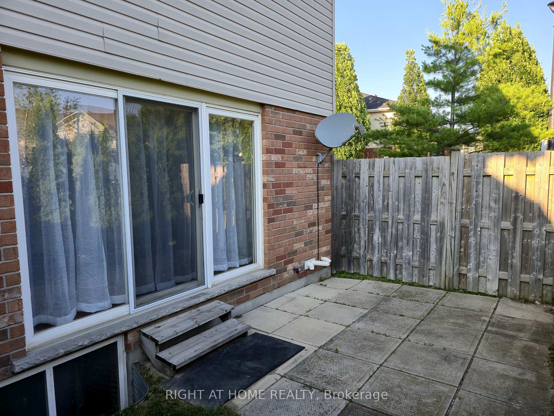 Photo 20 of 40 Fallowfield Drive, Kitchener, Country Hills East — HOMEH