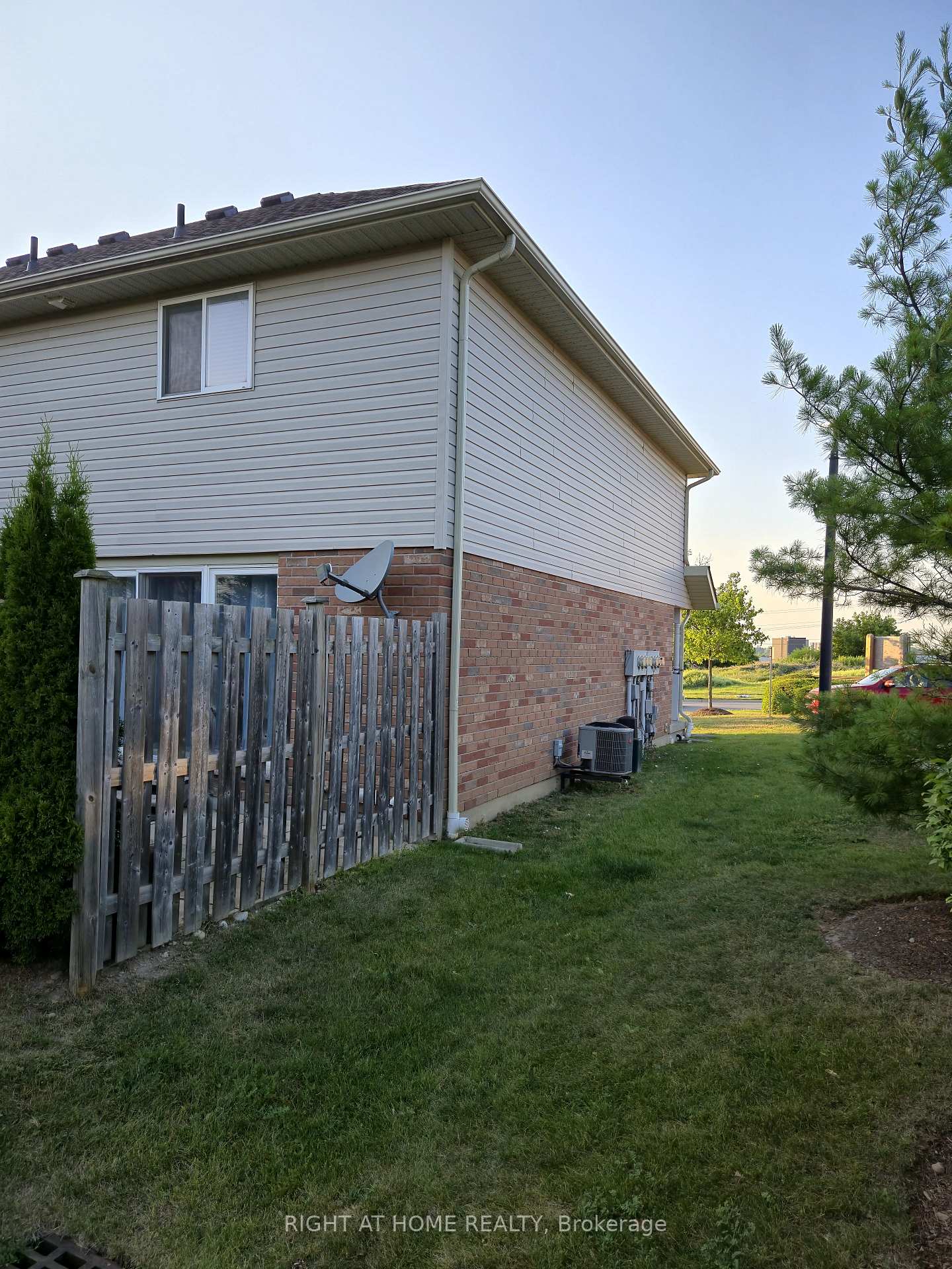 Photo 22 of 40 Fallowfield Drive, Kitchener, Country Hills East — HOMEH