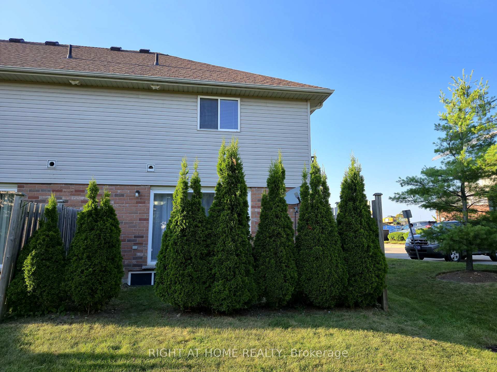 Photo 23 of 40 Fallowfield Drive, Kitchener, Country Hills East — HOMEH