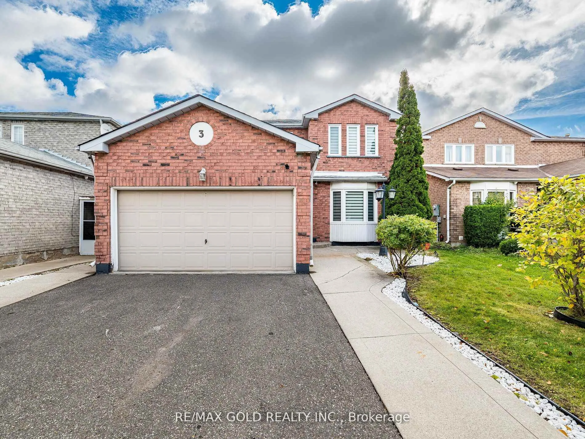 Photo 2 of 3 Hawkway Court, Brampton, Fletcher's West — HOMEH
