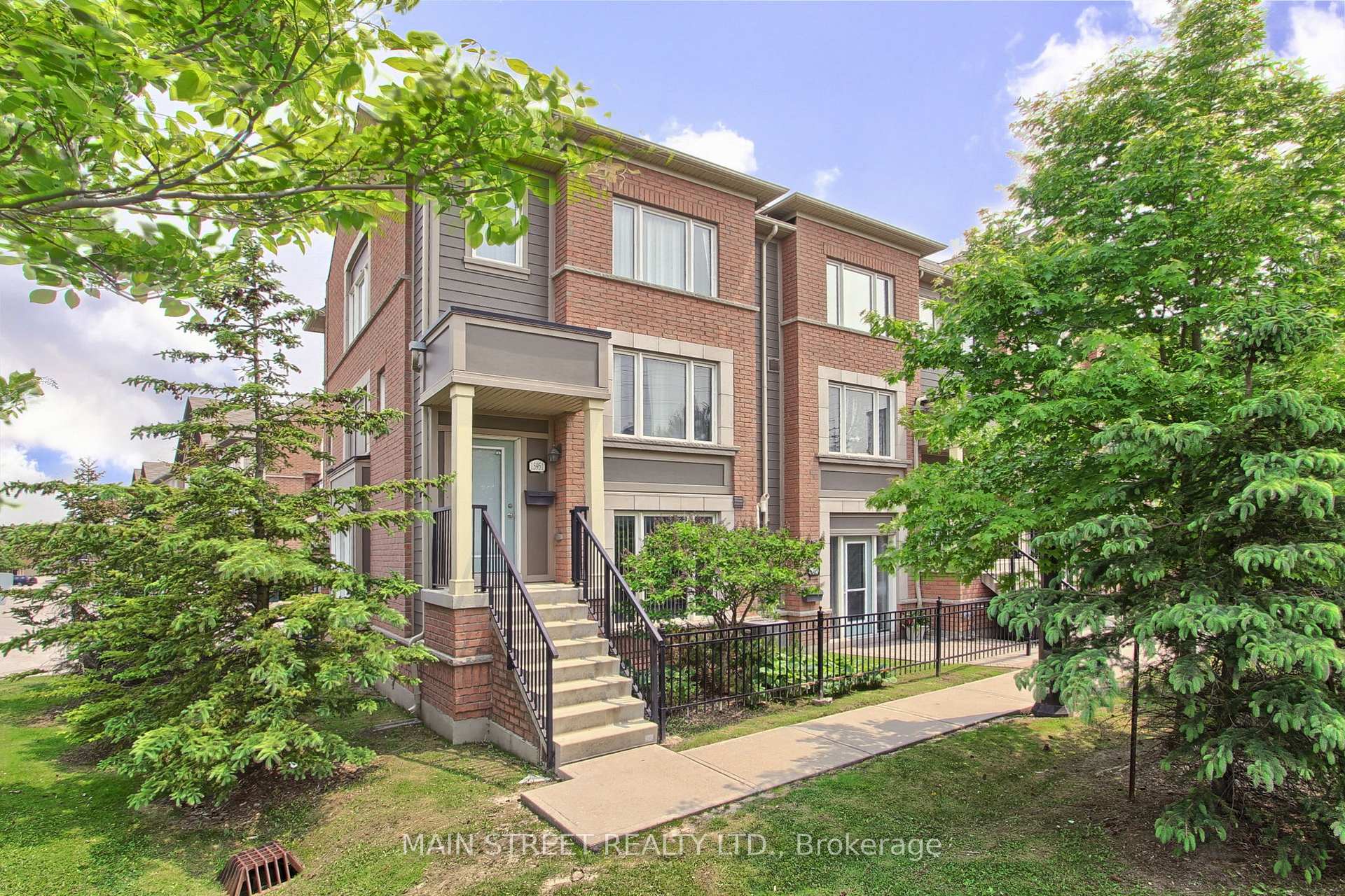 Front of Unit 4, 15949 Bayview Avenue