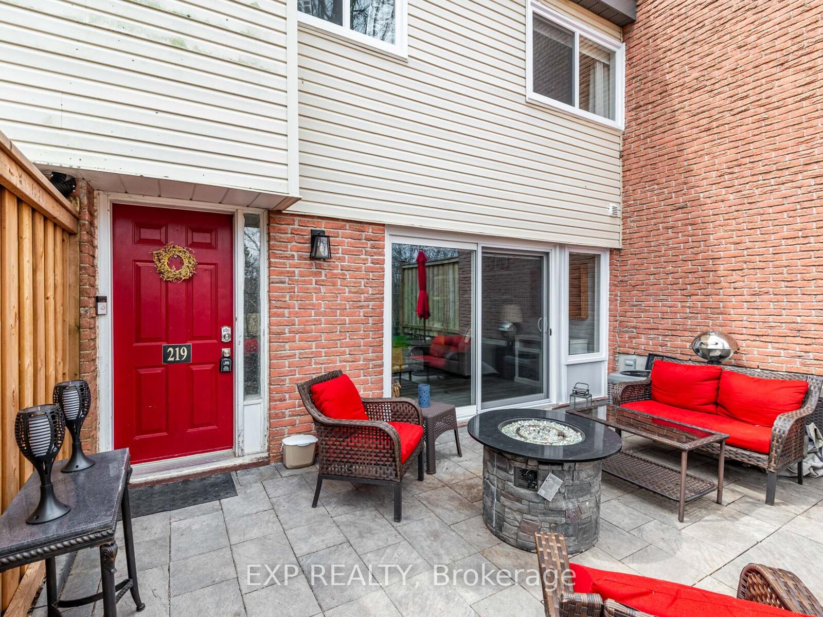 Photo 2 of 219 Milestone Crescent, Aurora, Aurora Village — HOMEH