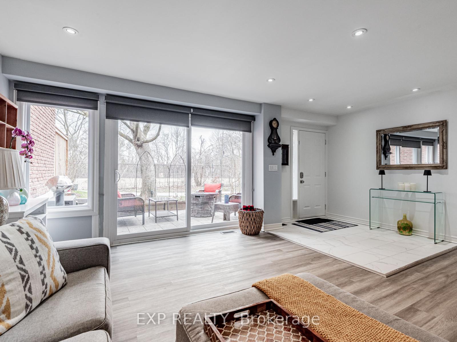 Photo 9 of 219 Milestone Crescent, Aurora, Aurora Village — HOMEH