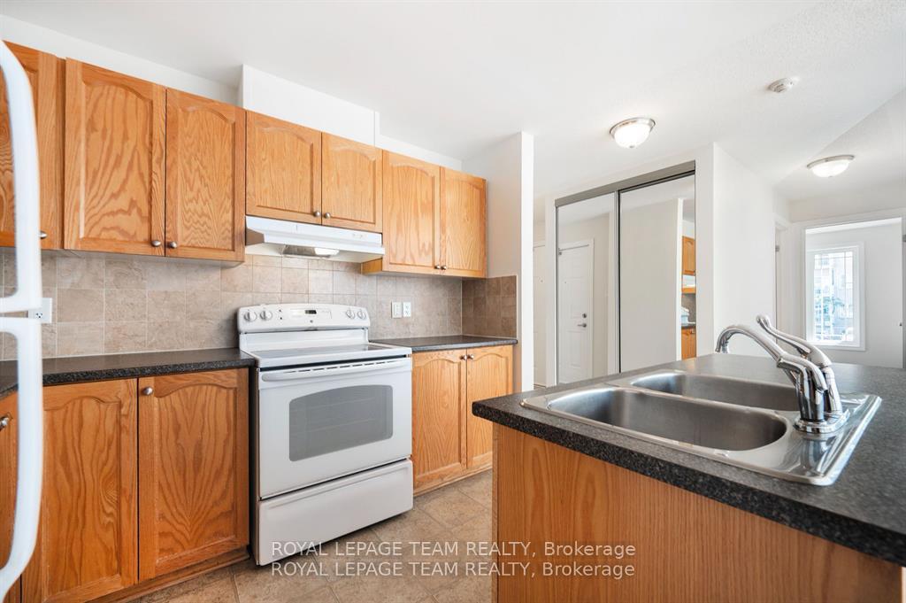 Photo 12 of Unit 4, 236 Paseo Private, Ottawa, Centrepointe — HOMEH