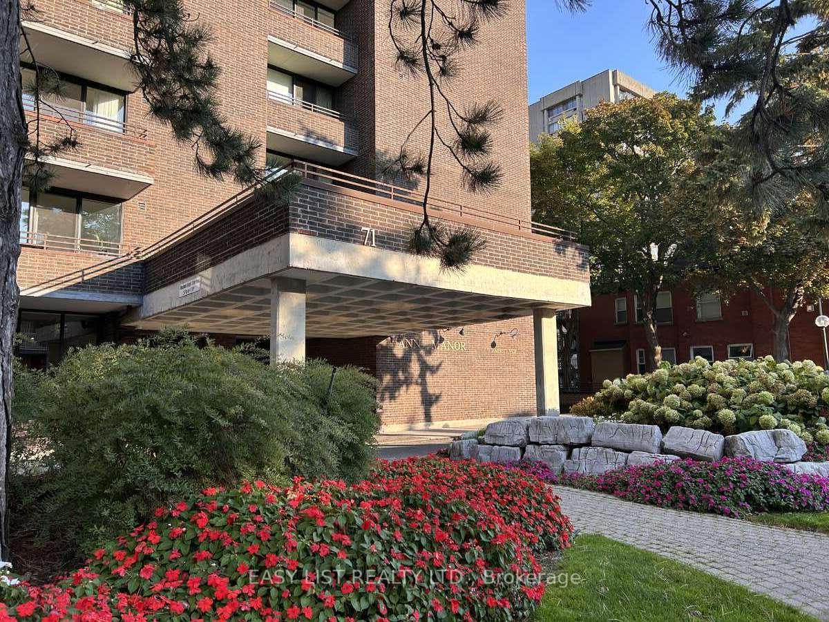 Front of Unit 1705, 71 Somerset Street W