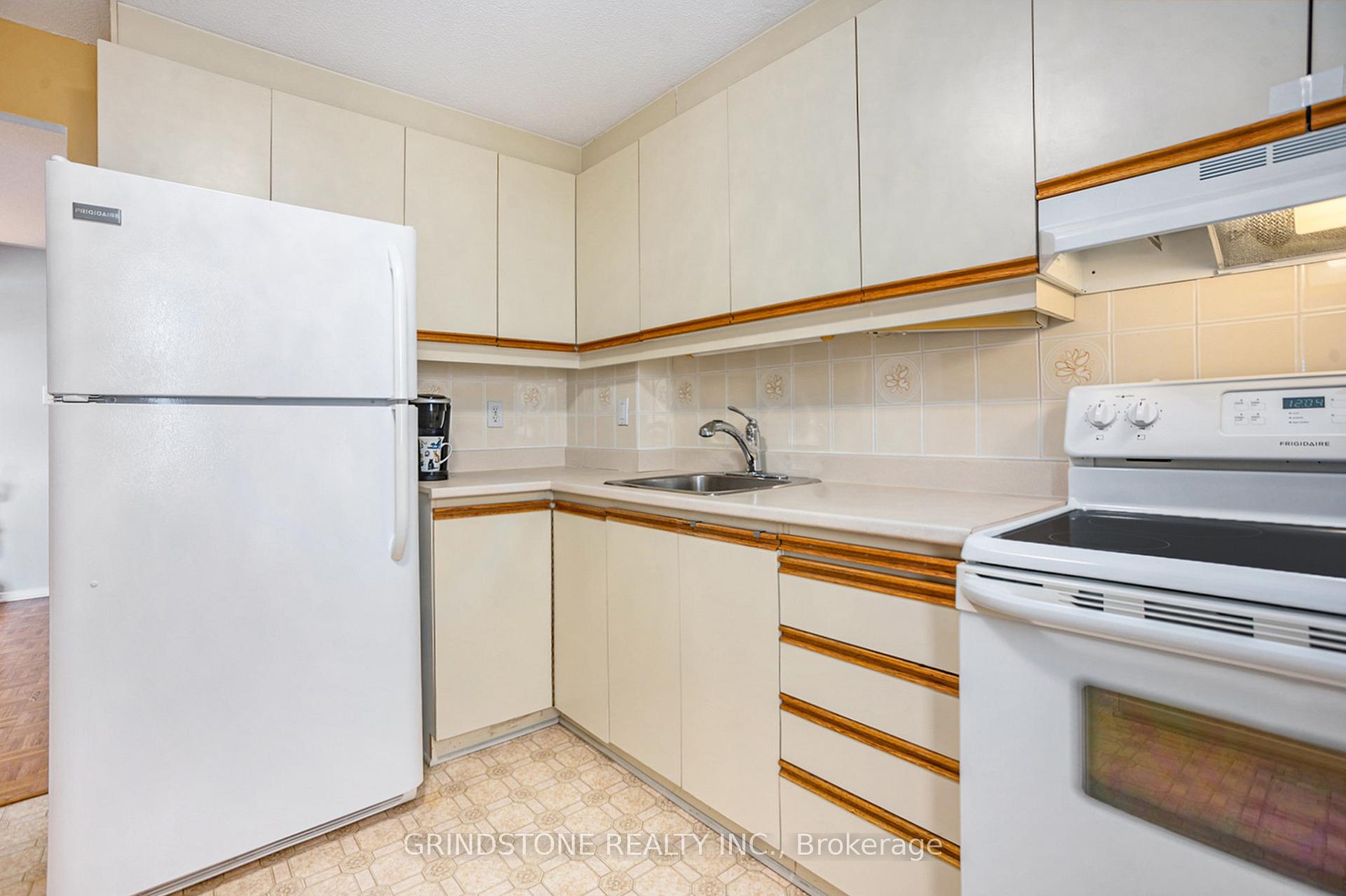Photo 12 of Unit 916, 915 Elmsmere Road, Ottawa, Beacon Hill South — HOMEH