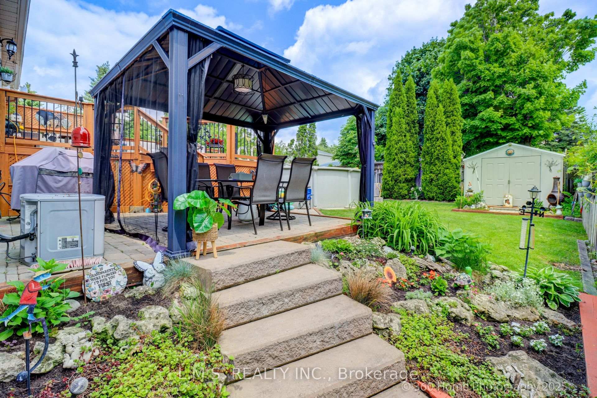 Photo 3 of 90 Shakespeare Crescent, Barrie, Letitia Heights — HOMEH