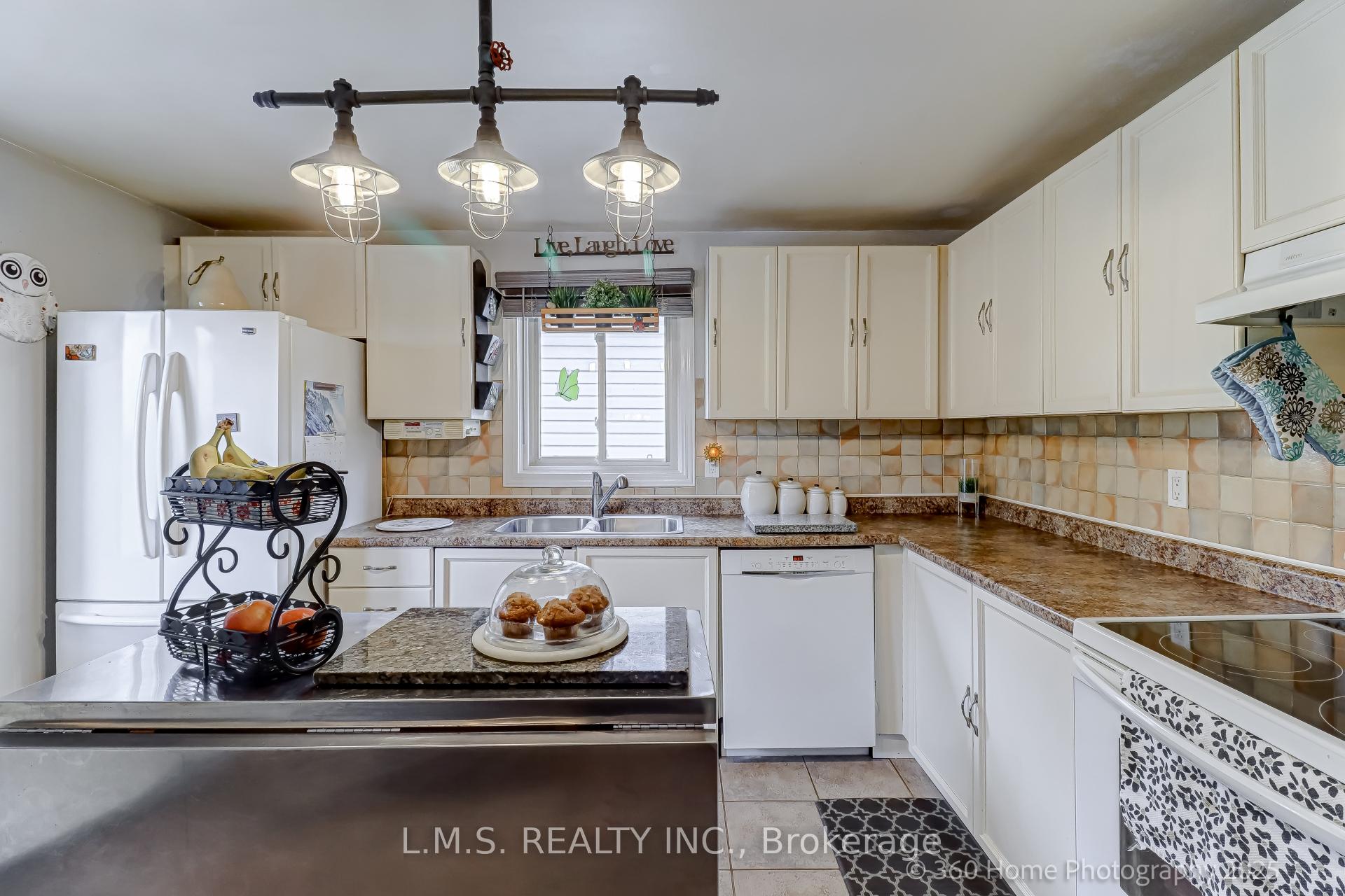 Photo 10 of 90 Shakespeare Crescent, Barrie, Letitia Heights — HOMEH