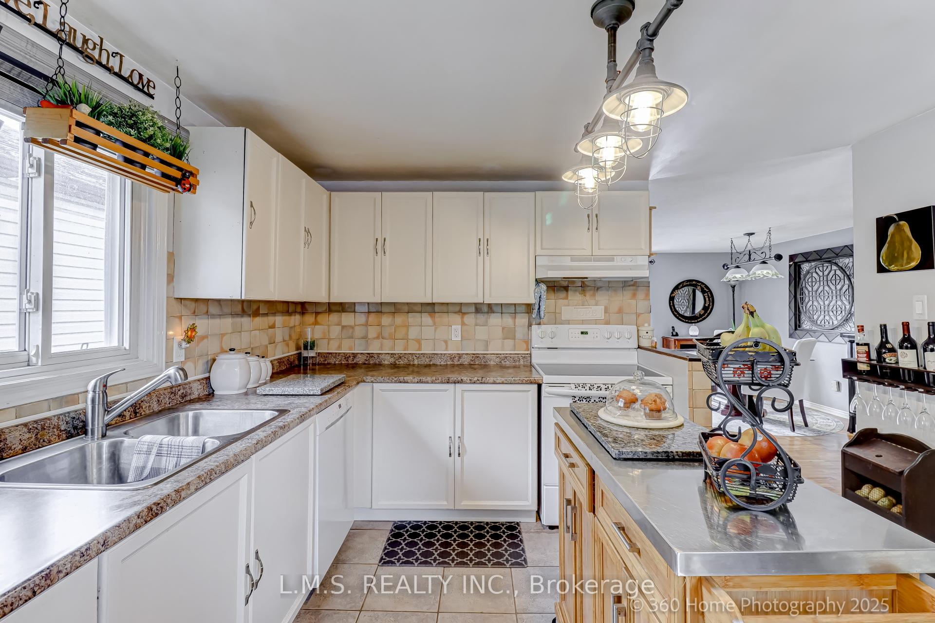 Photo 11 of 90 Shakespeare Crescent, Barrie, Letitia Heights — HOMEH