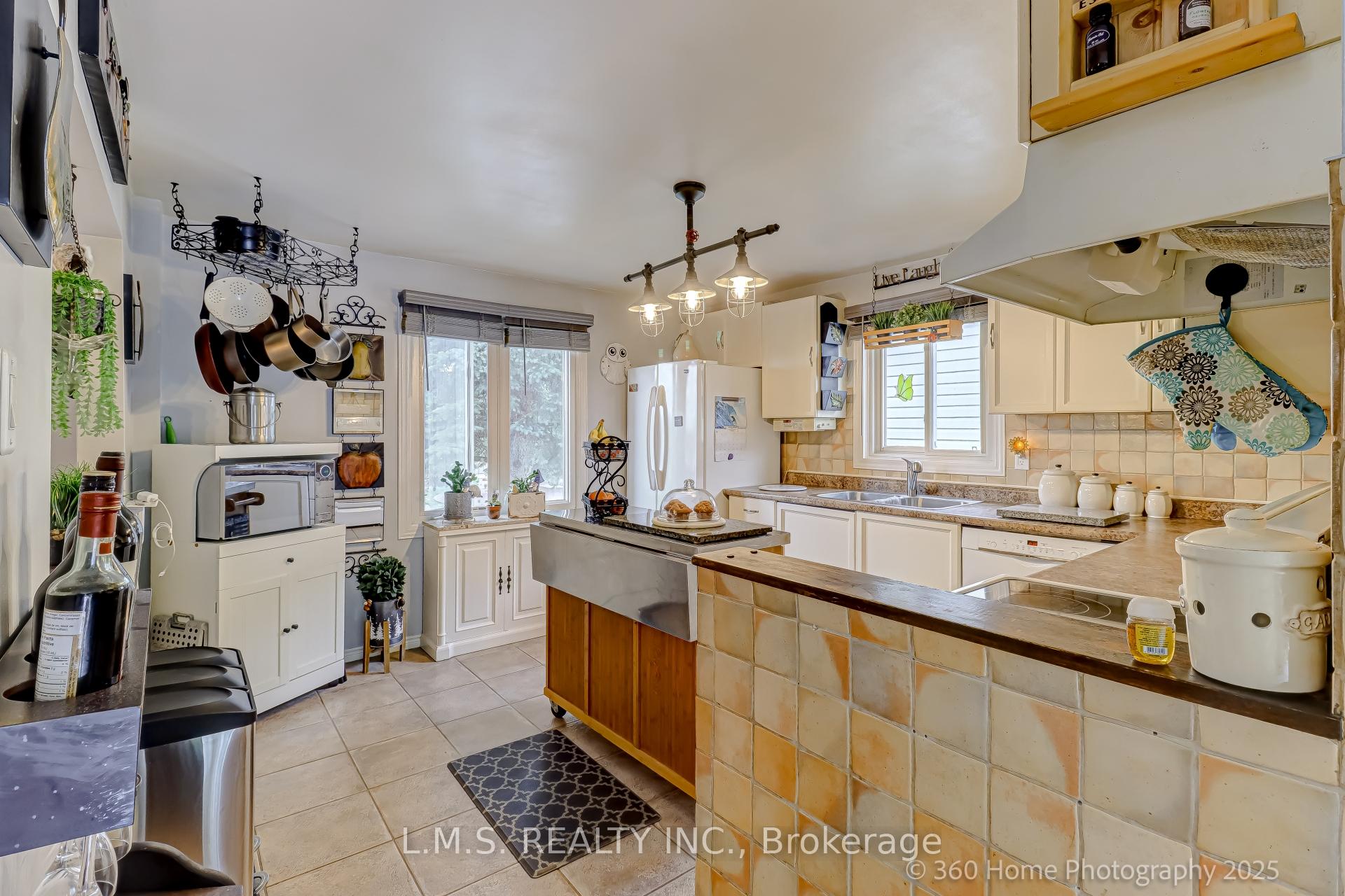 Photo 13 of 90 Shakespeare Crescent, Barrie, Letitia Heights — HOMEH